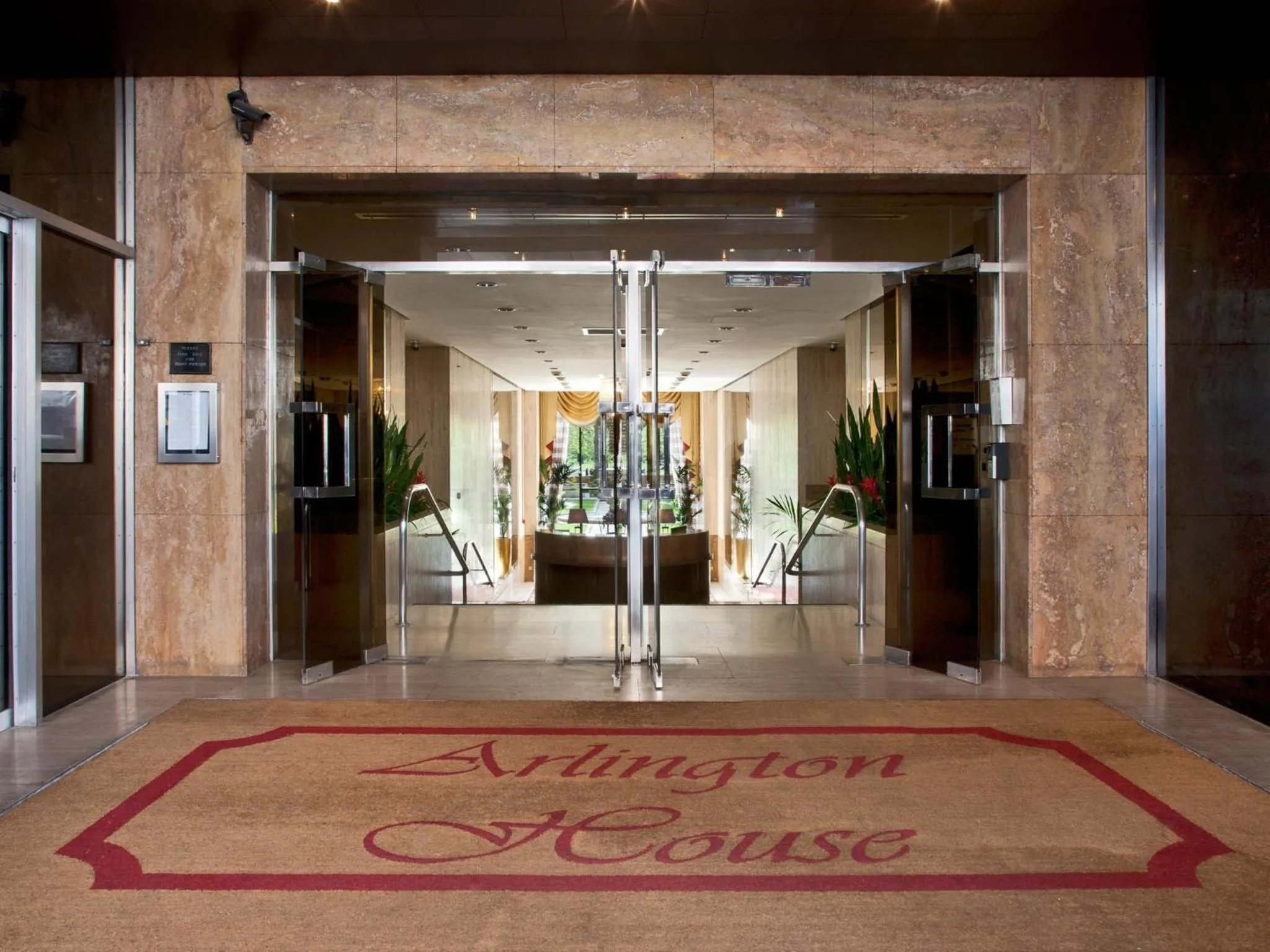 Facade/entrance in Arlington House Apartments