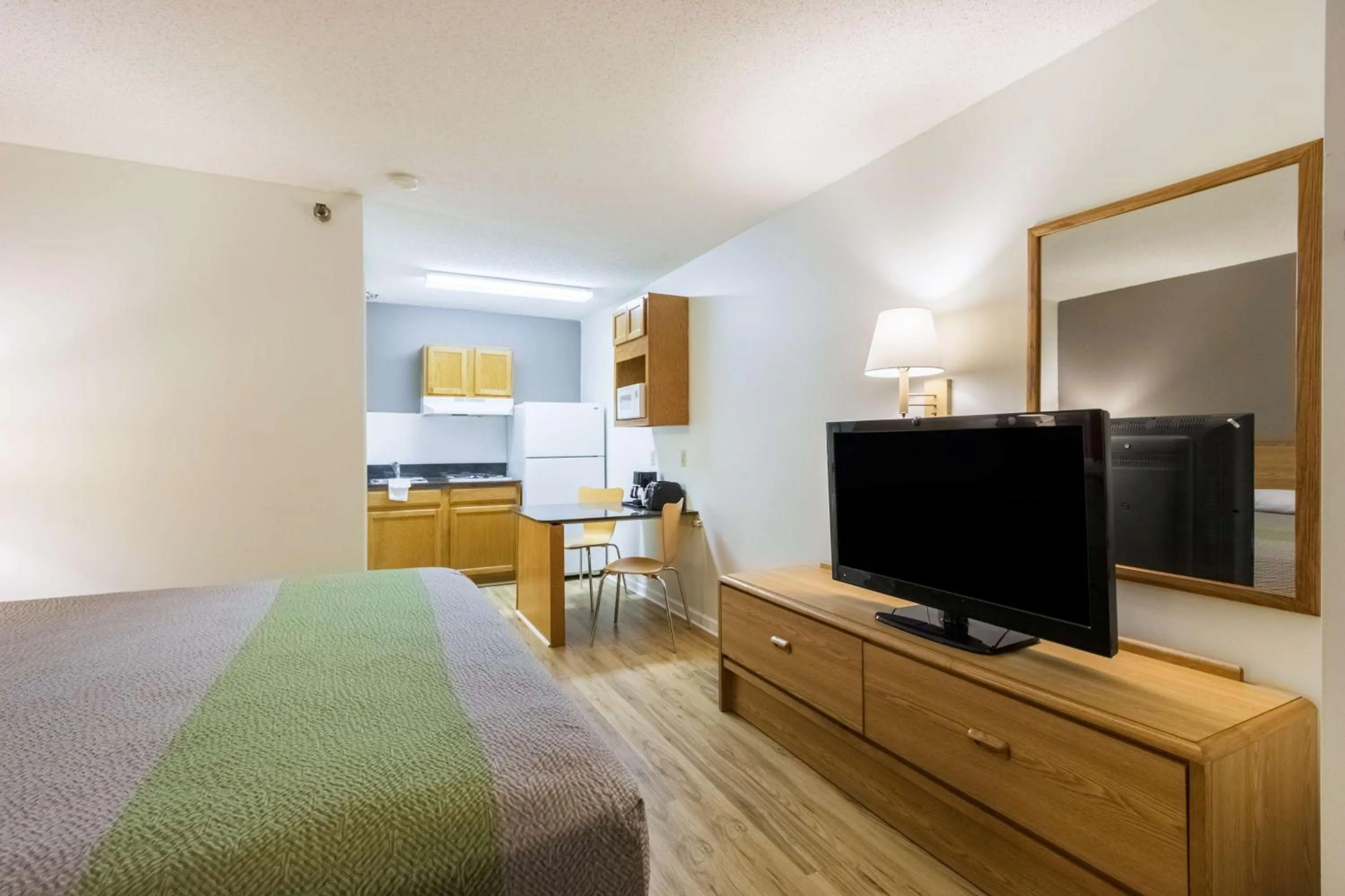 TV and multimedia, Bed in Studio 6-Statesboro, GA