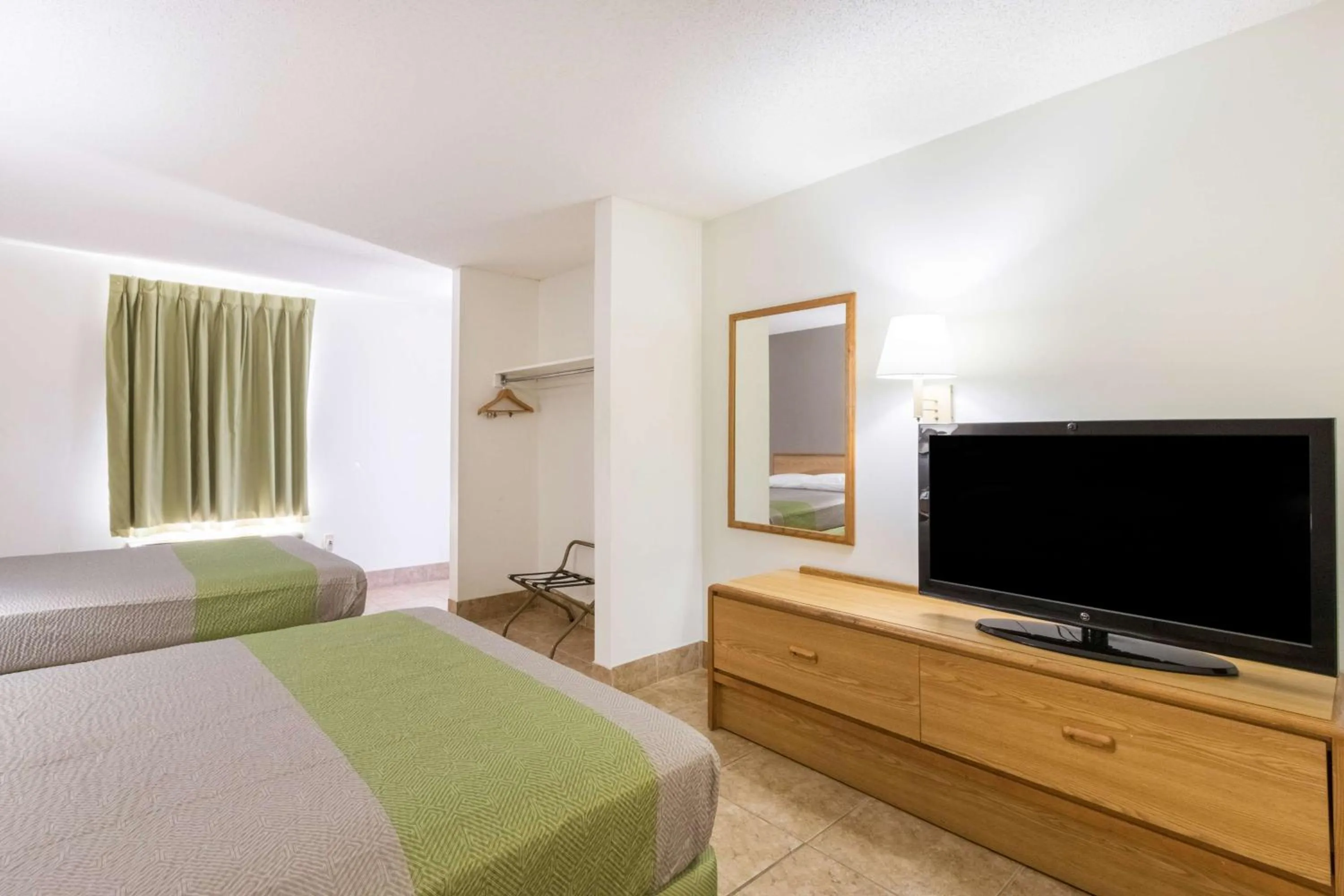 TV and multimedia, Bed in Studio 6-Statesboro, GA