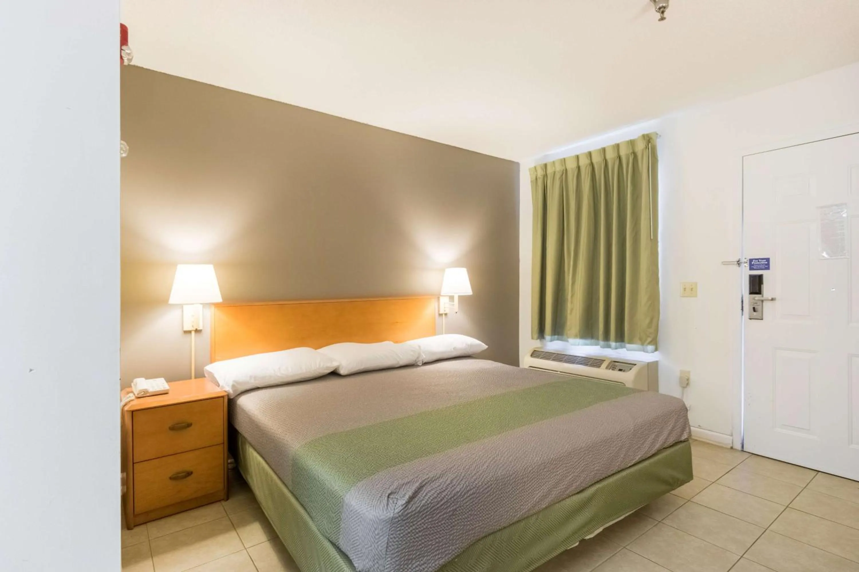 Photo of the whole room, Bed in Studio 6-Statesboro, GA