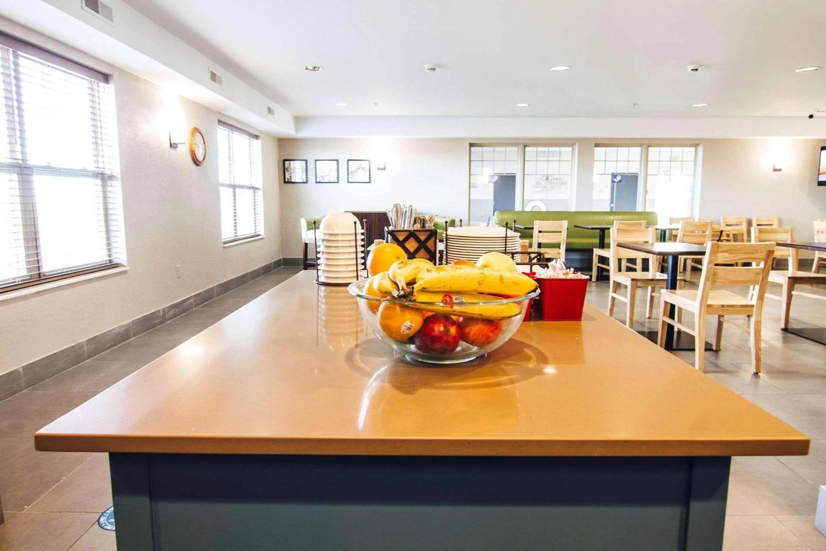 Breakfast in Country Inn & Suites by Radisson, Stockton, IL