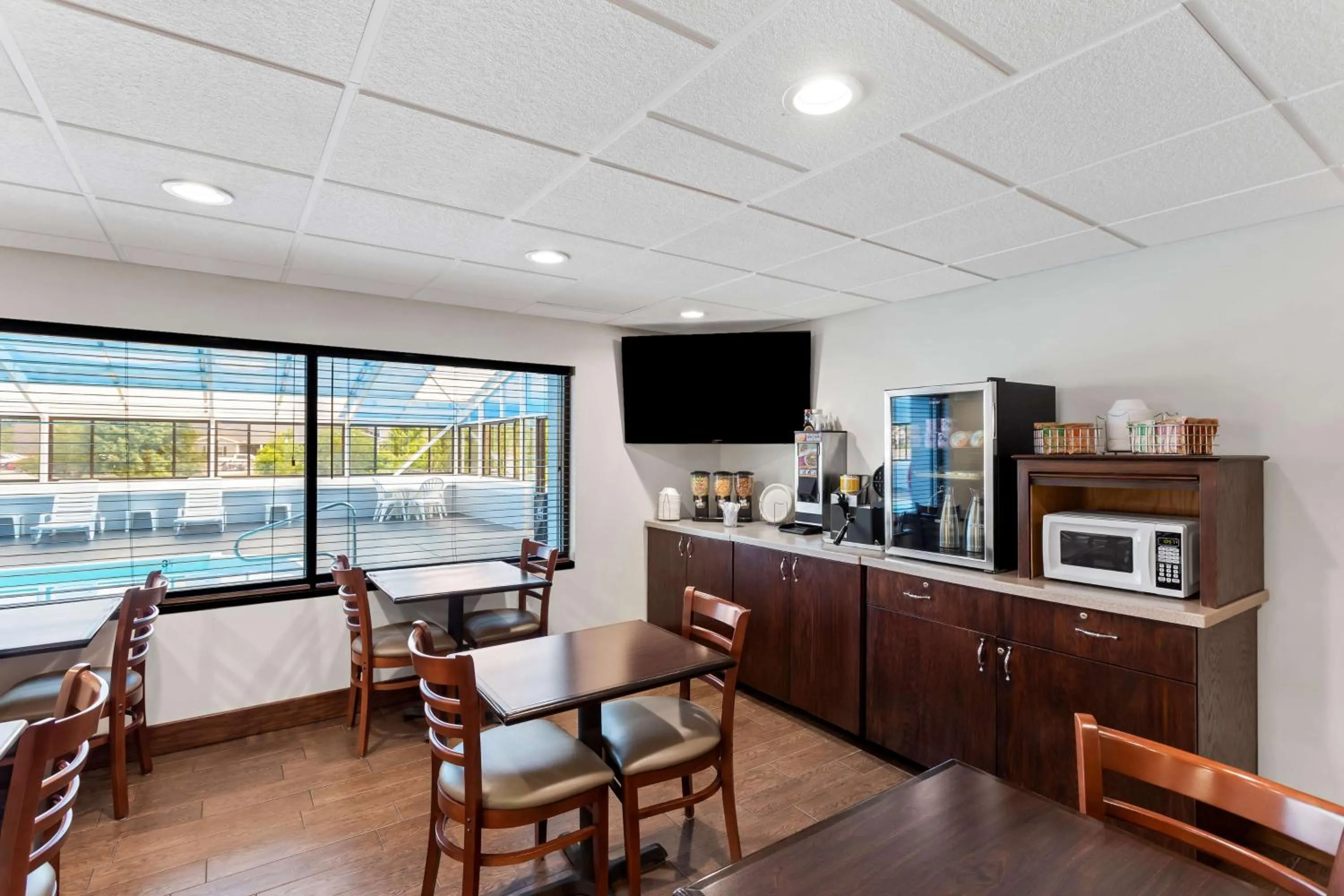 Breakfast in SureStay by Best Western Grayson