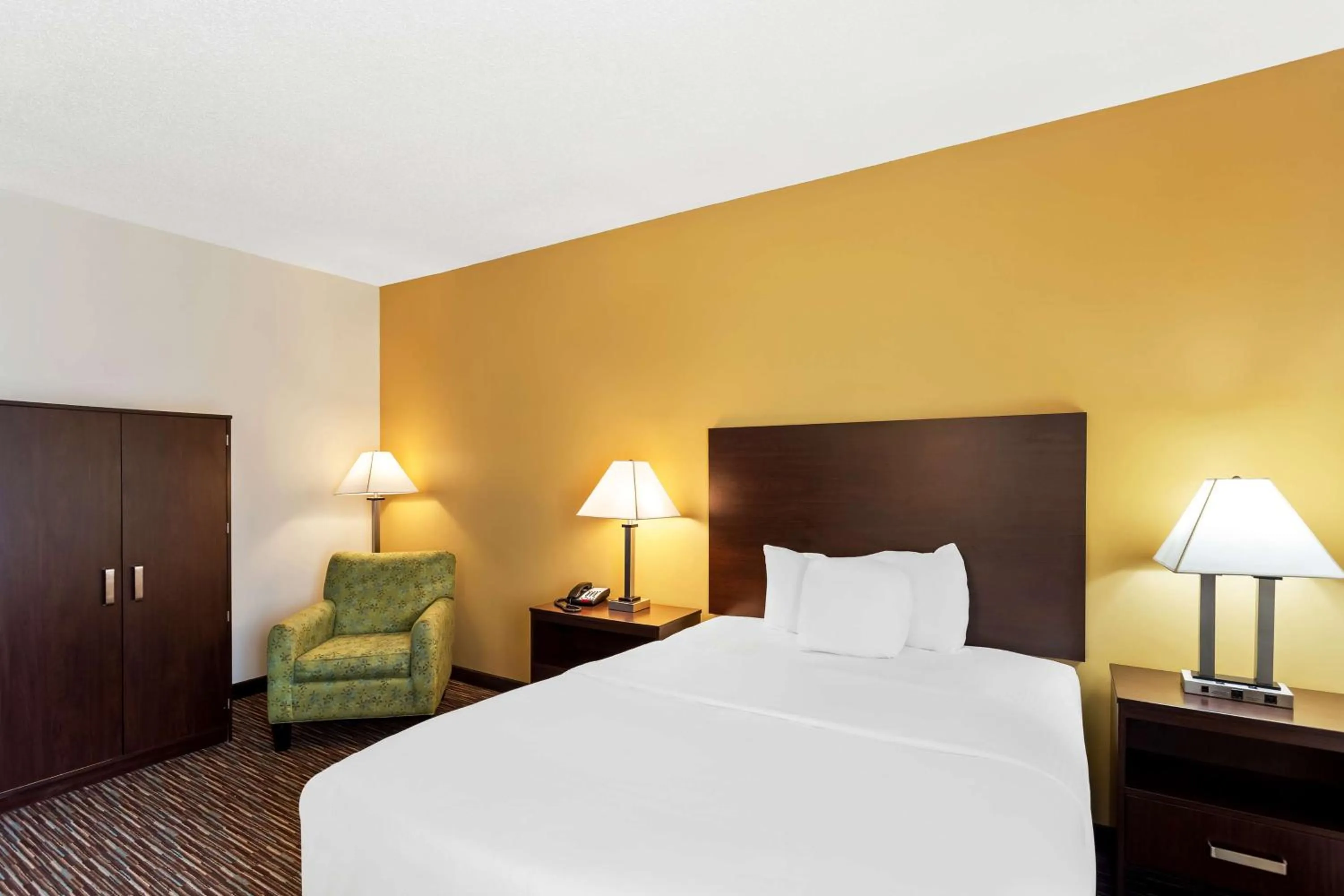 Bedroom, Bed in SureStay by Best Western Grayson