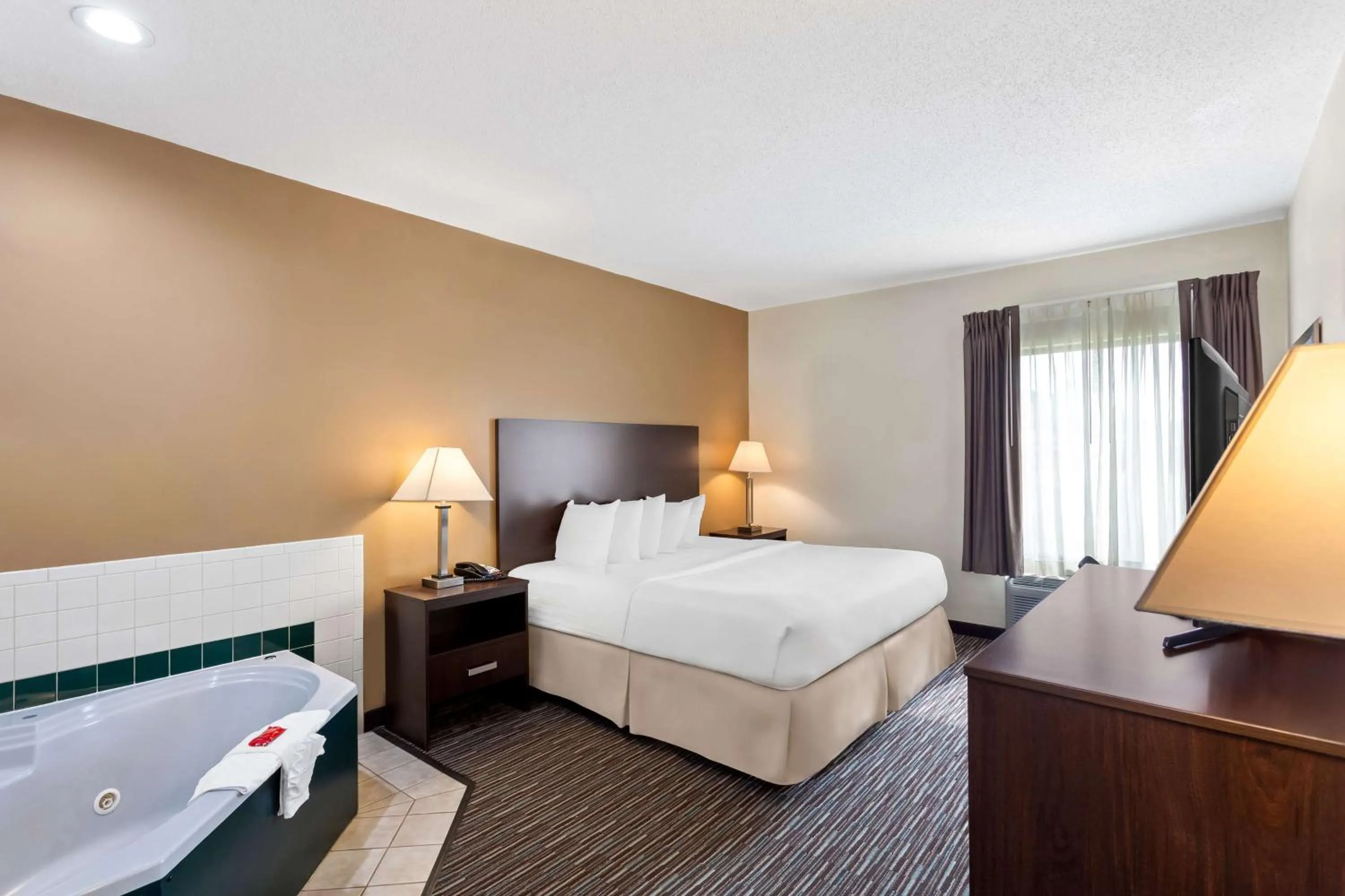Photo of the whole room, Bed in SureStay by Best Western Grayson