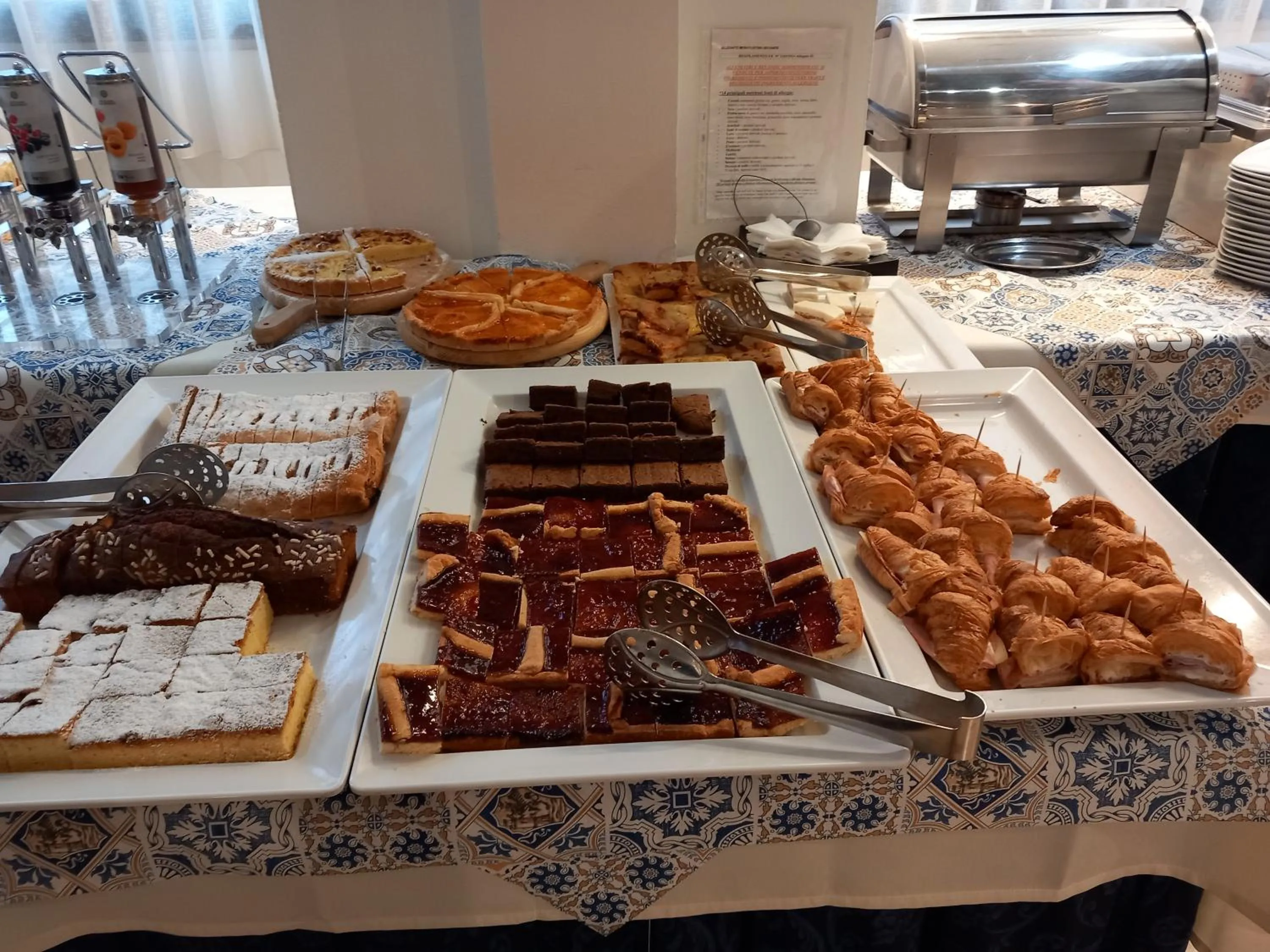 Restaurant/places to eat in Hotel Alaska