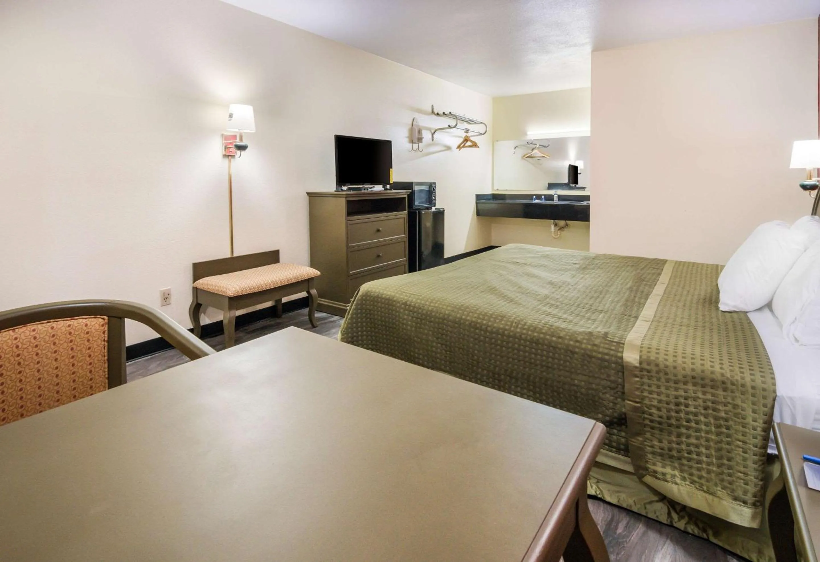 Photo of the whole room, Bed in Rodeway Inn Ranger I-20