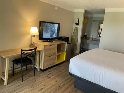 furniture, Bed in Days Inn by Wyndham Hillsboro TX