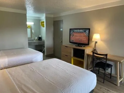 furniture, Bed in Days Inn by Wyndham Hillsboro TX