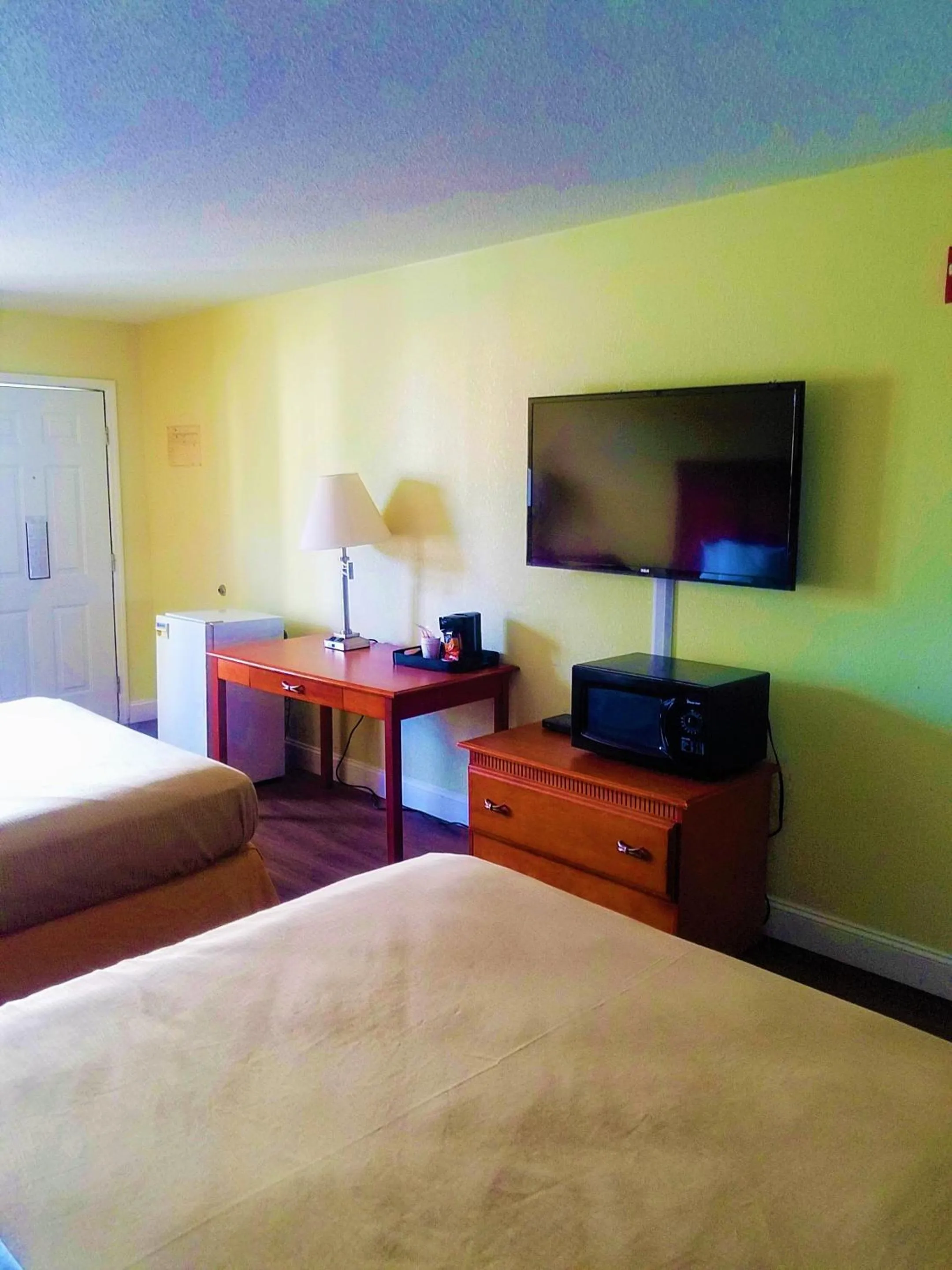 TV and multimedia, Bed in Sylvania Inn-Sylvania,Statesboro, GA-Georgia Southern Univ GSU