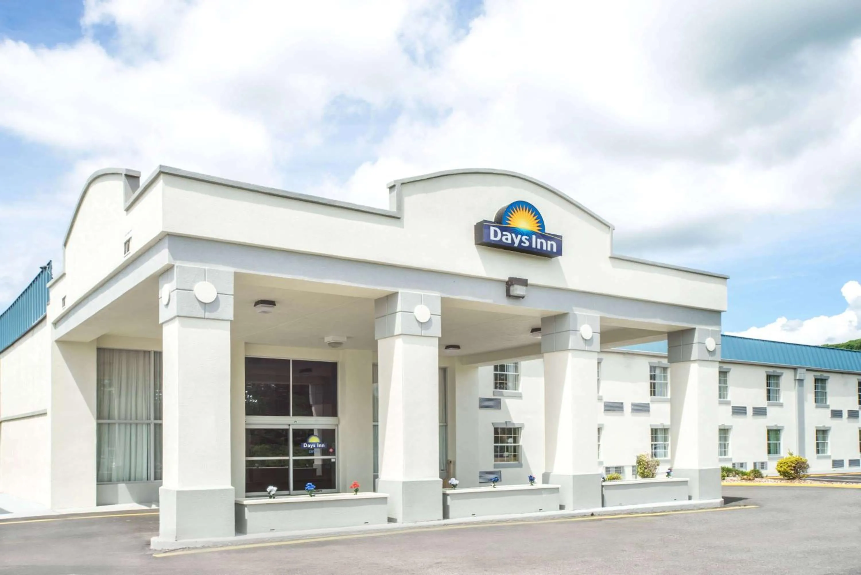 Property building in Days Inn by Wyndham Roanoke Hollins Near I-81