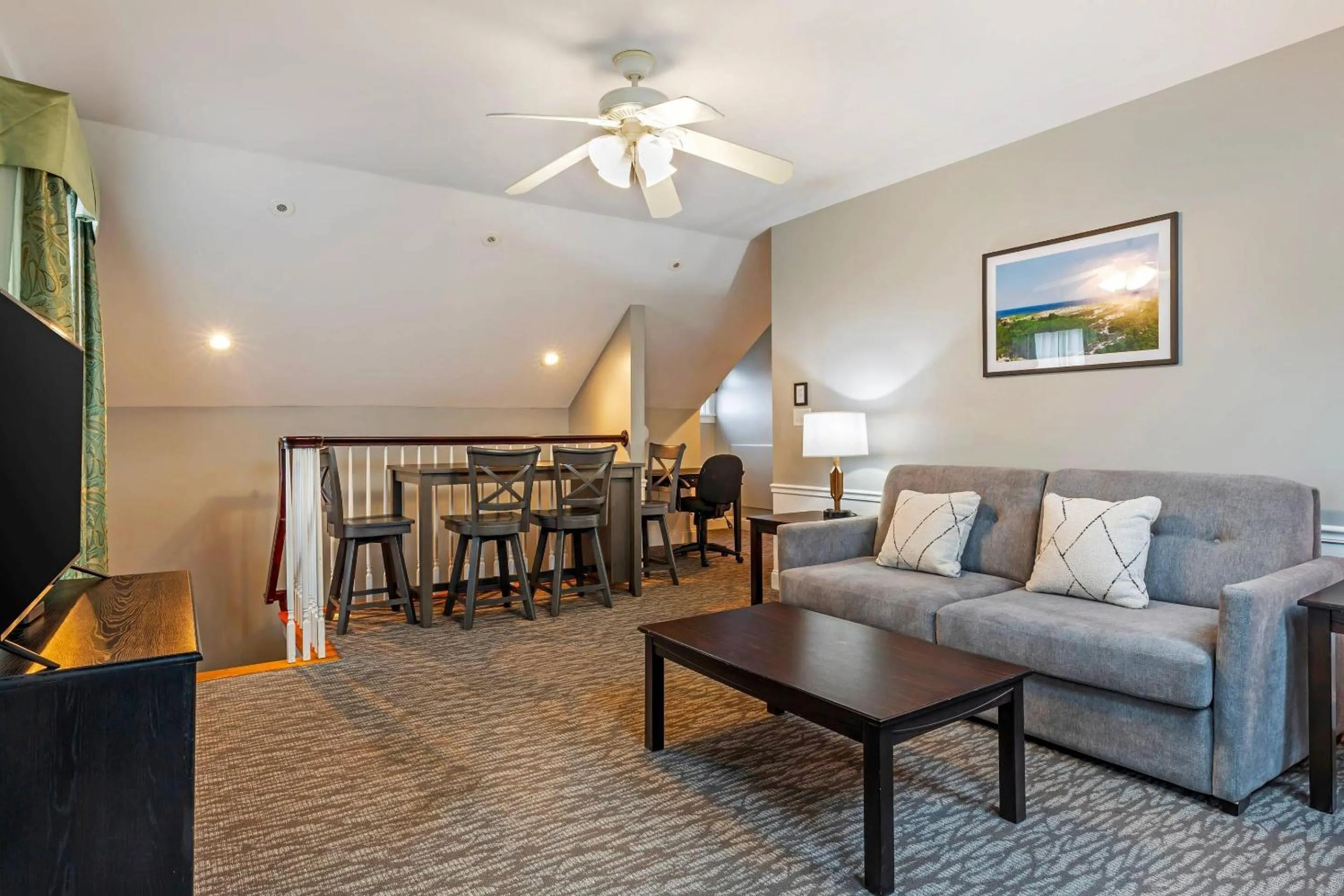 Bedroom in Essex Street Inn & Suites, an Ascend Collection Hotel