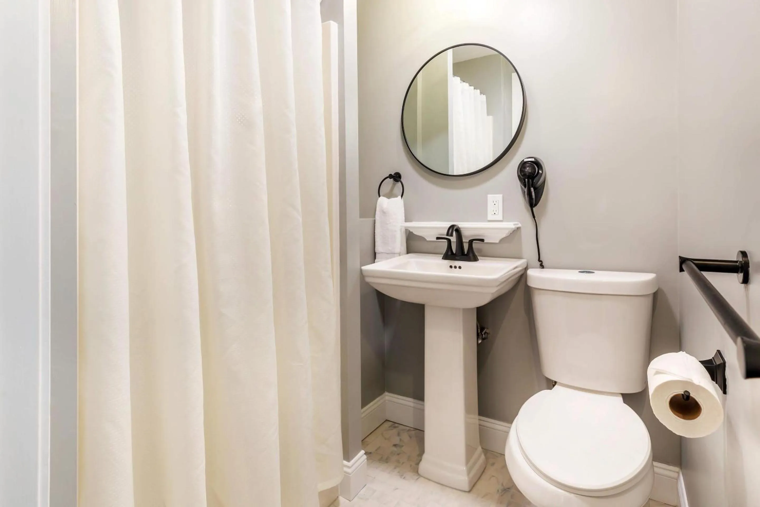 Bedroom in Essex Street Inn & Suites, an Ascend Collection Hotel