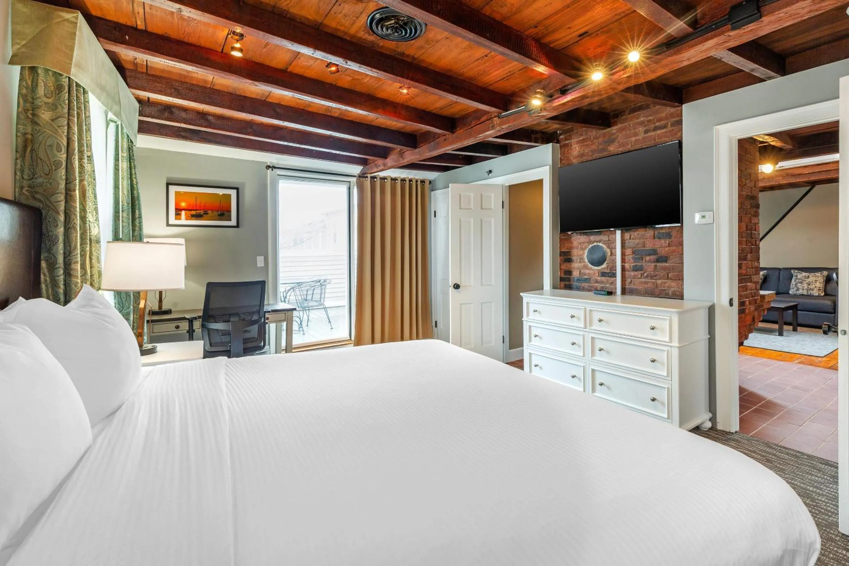 Bedroom, Bed in Essex Street Inn & Suites, an Ascend Collection Hotel