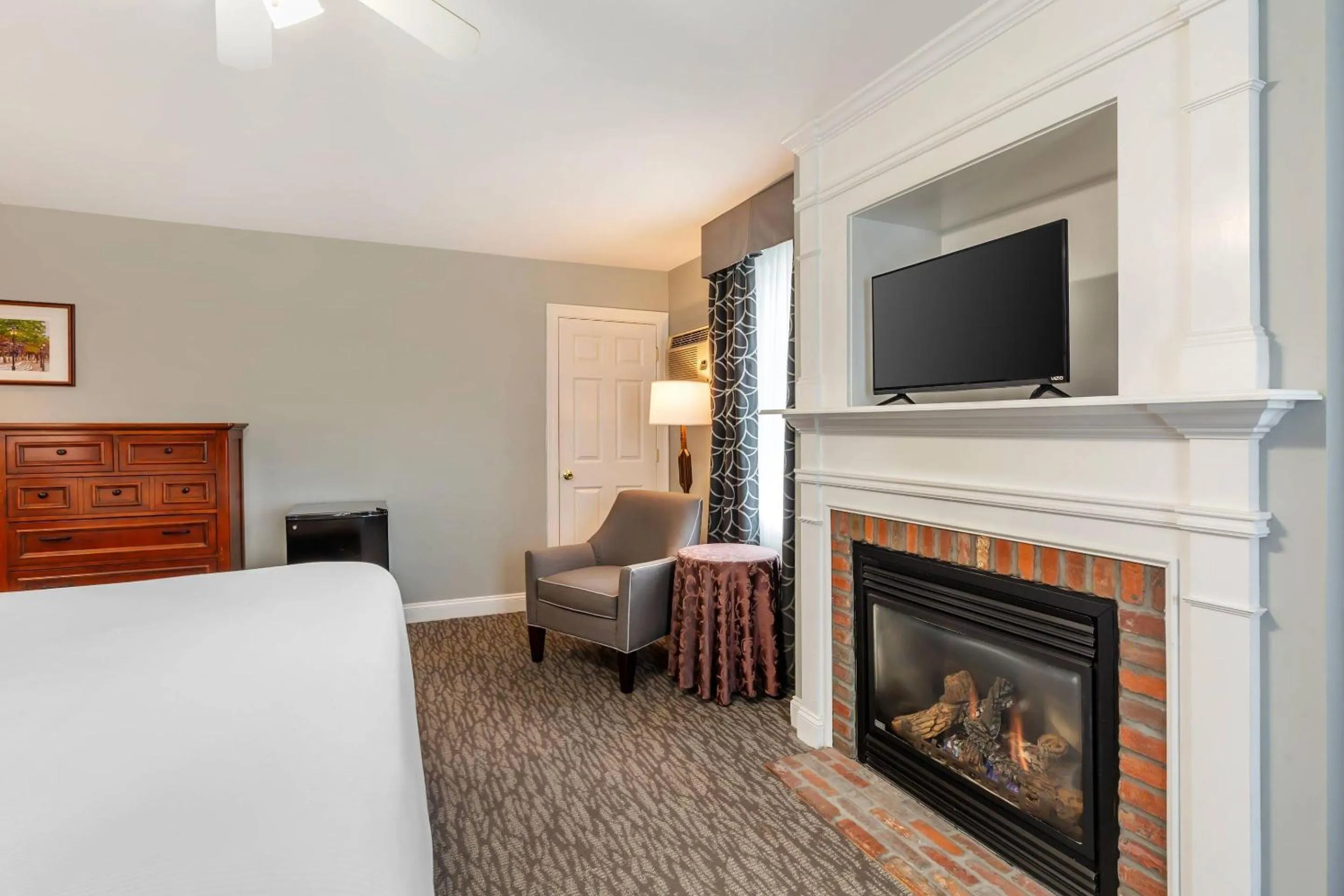 Bedroom, Bed in Essex Street Inn & Suites, an Ascend Collection Hotel