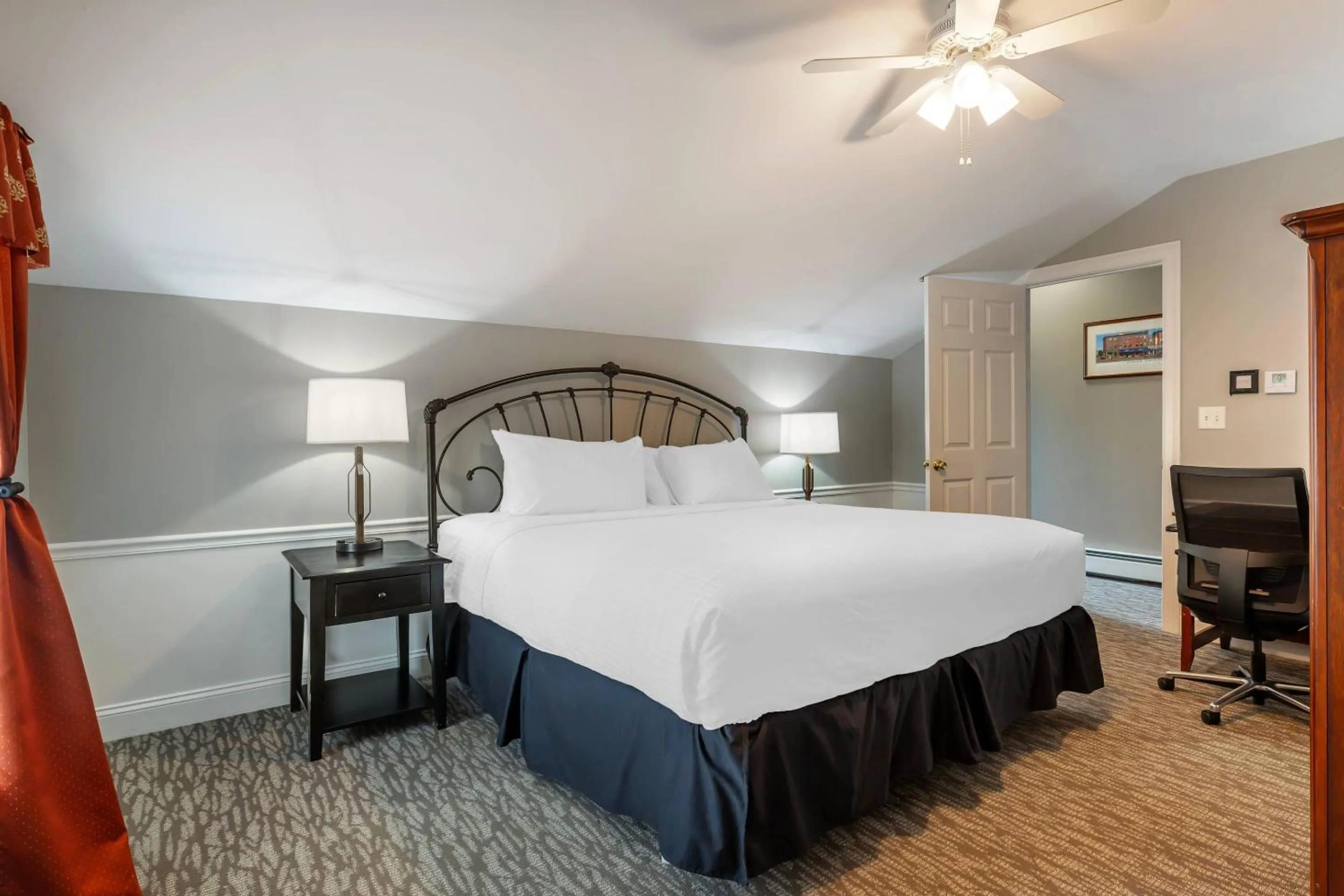 Bedroom, Bed in Essex Street Inn & Suites, an Ascend Collection Hotel