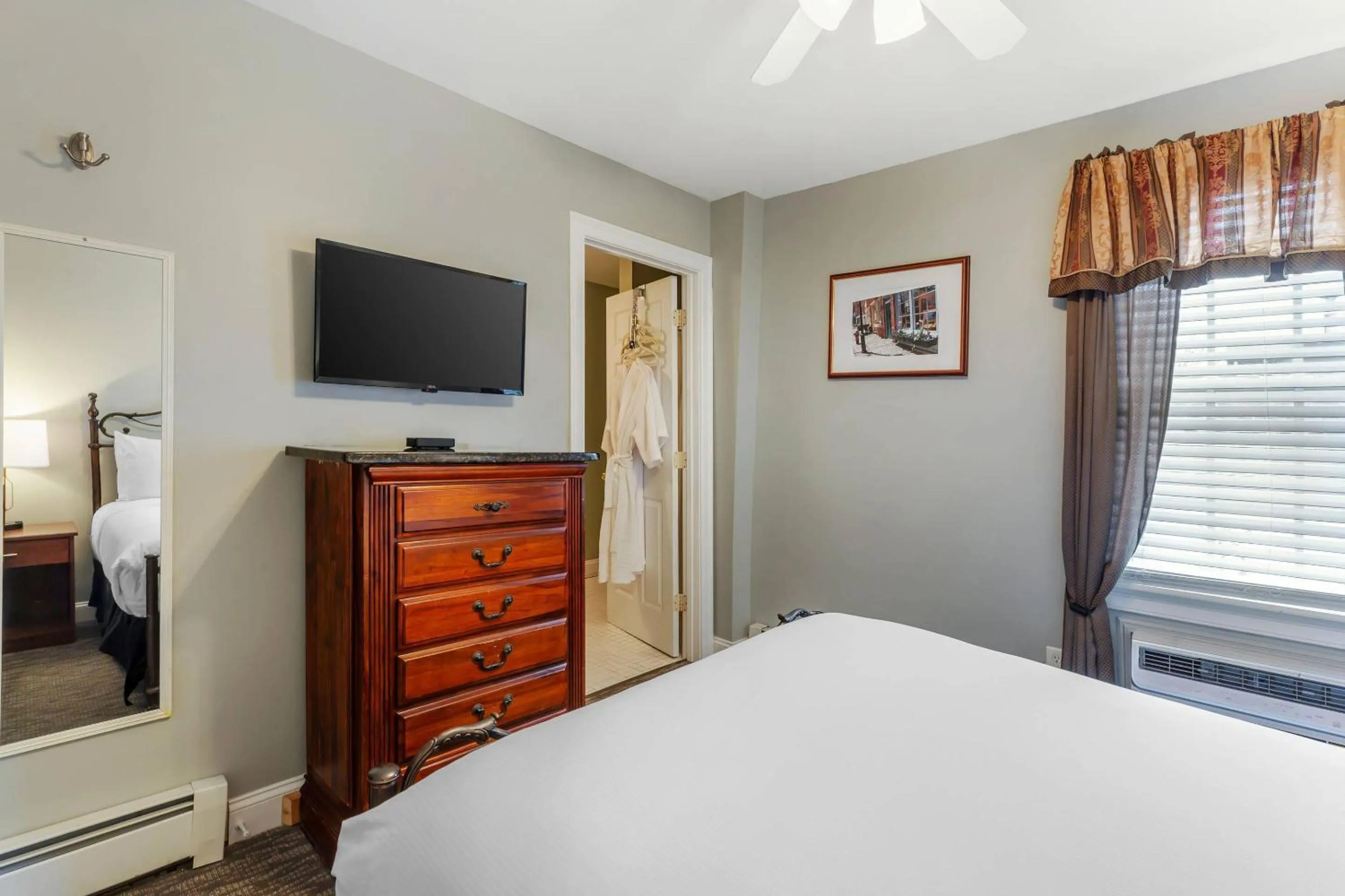 Bedroom, Bed in Essex Street Inn & Suites, an Ascend Collection Hotel