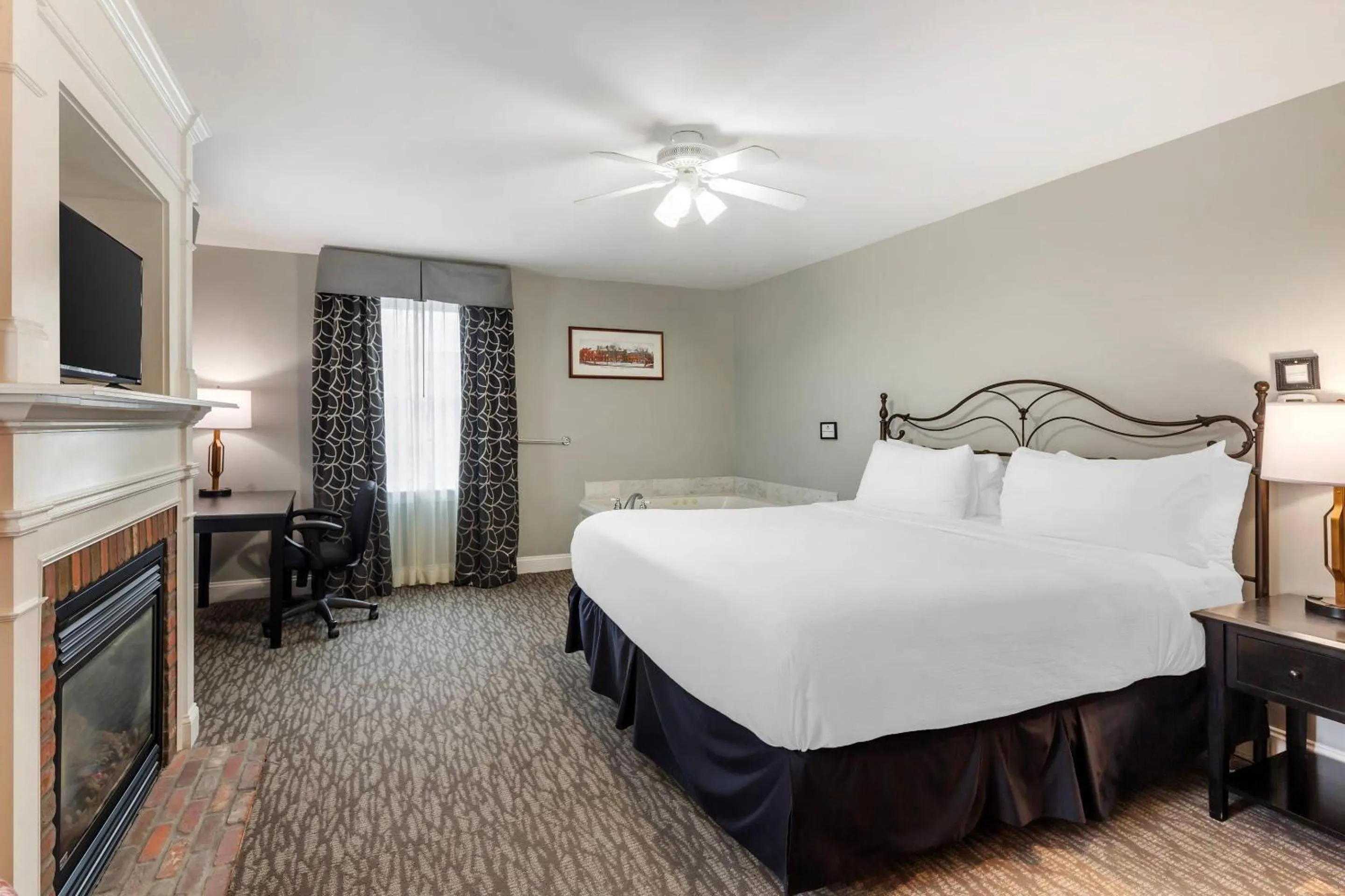 Bedroom, Bed in Essex Street Inn & Suites, an Ascend Collection Hotel