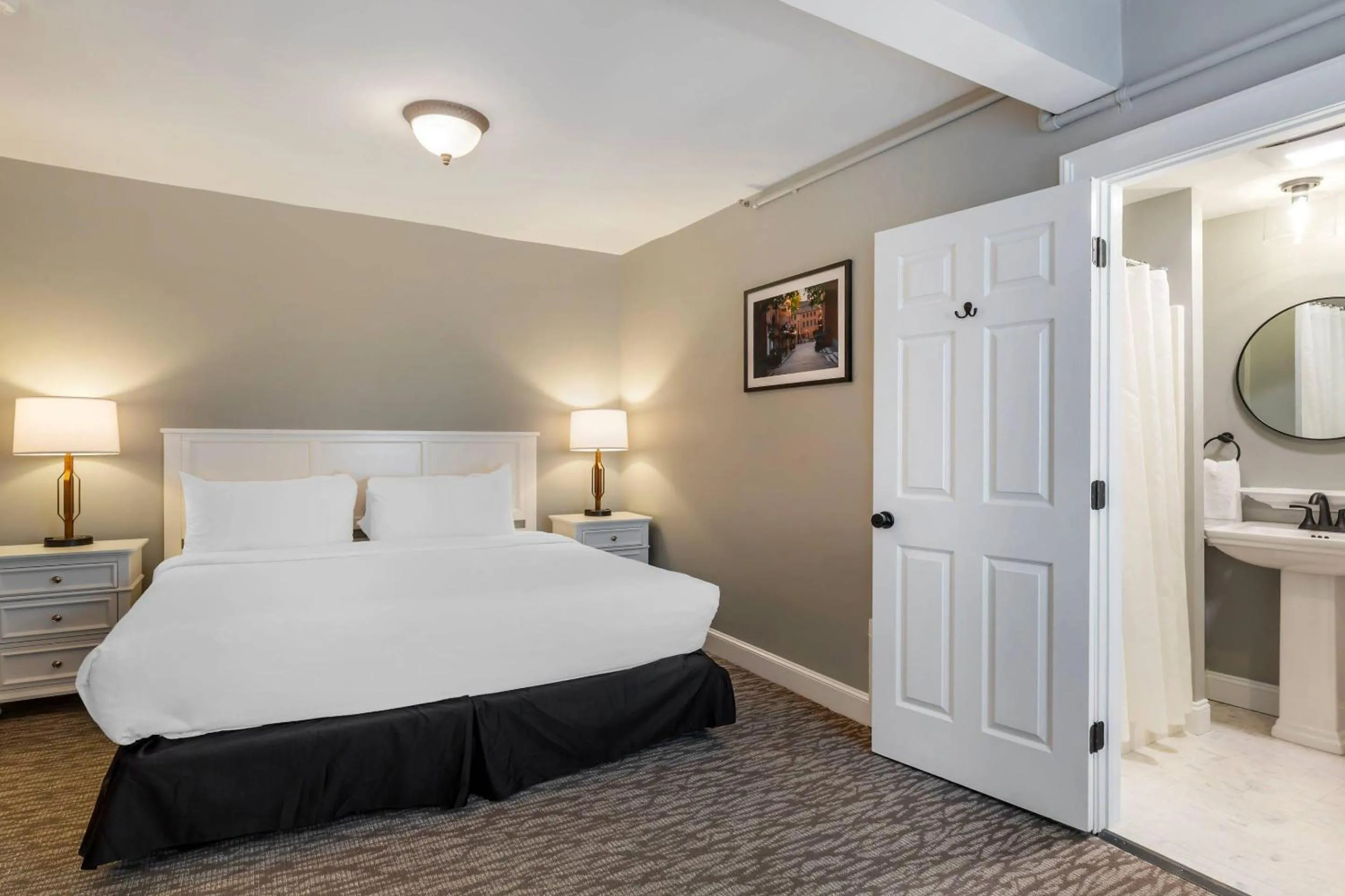 Bedroom, Bed in Essex Street Inn & Suites, an Ascend Collection Hotel
