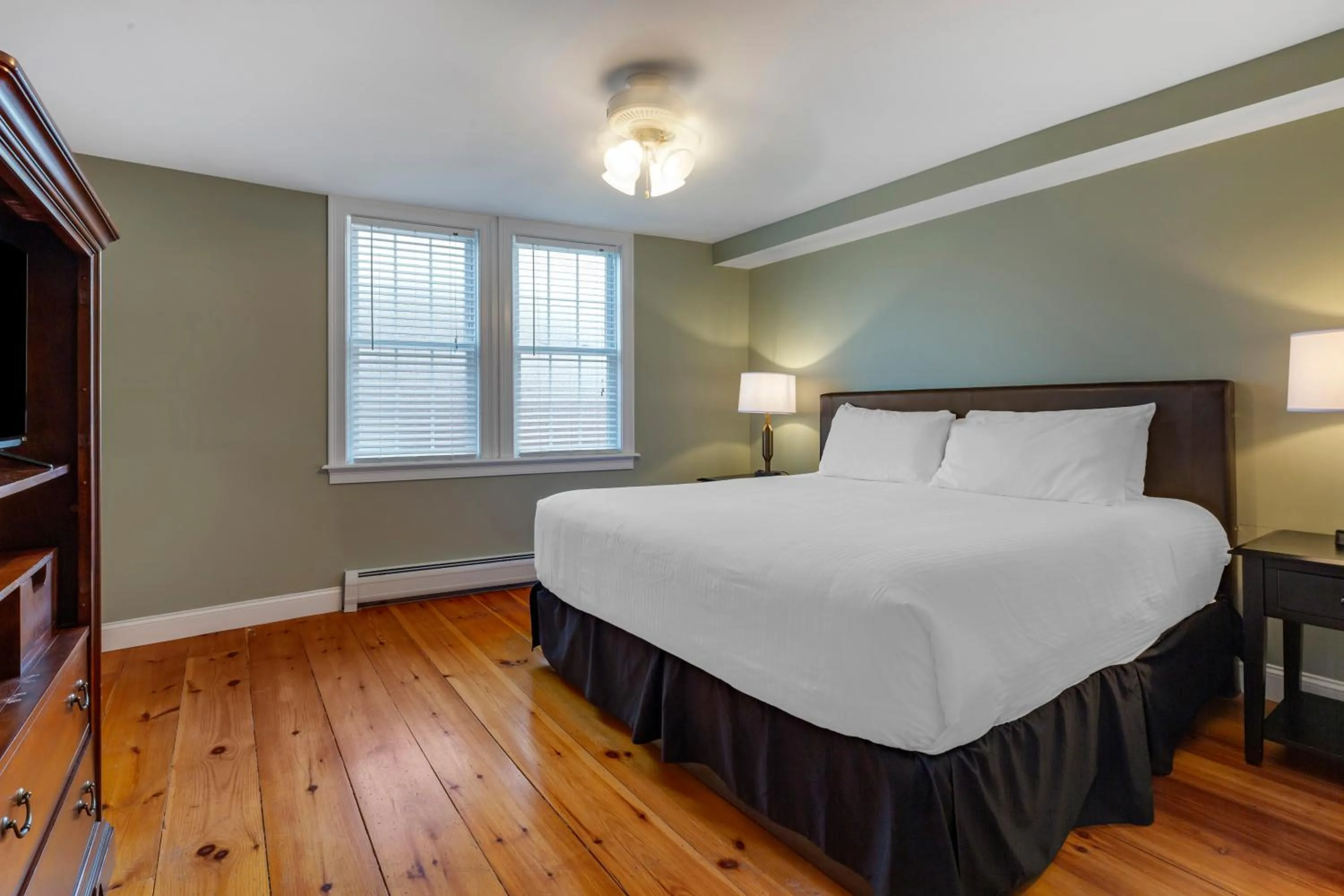 Bed in Essex Street Inn & Suites, an Ascend Collection Hotel