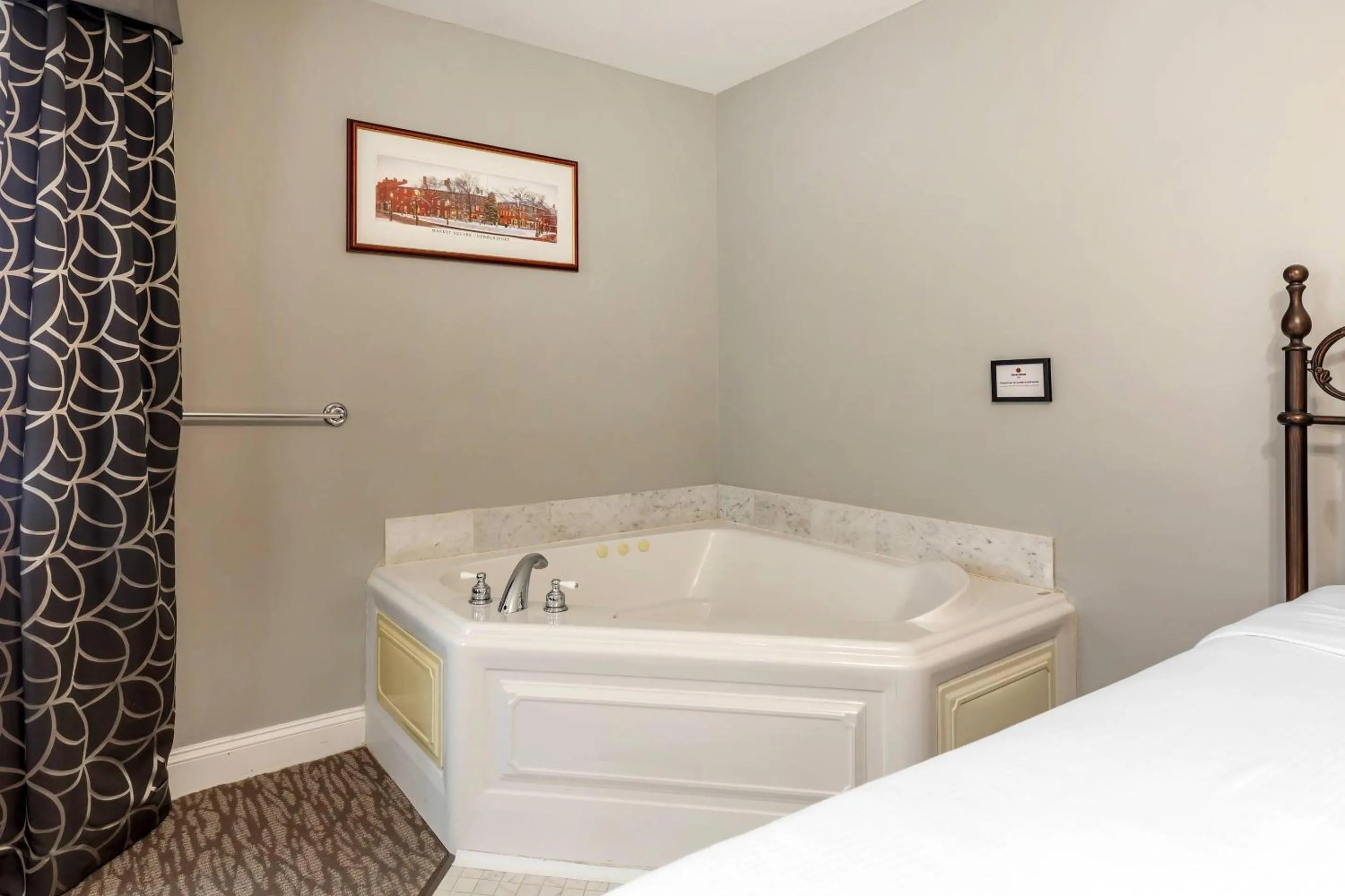 Bedroom, Bed in Essex Street Inn & Suites, an Ascend Collection Hotel