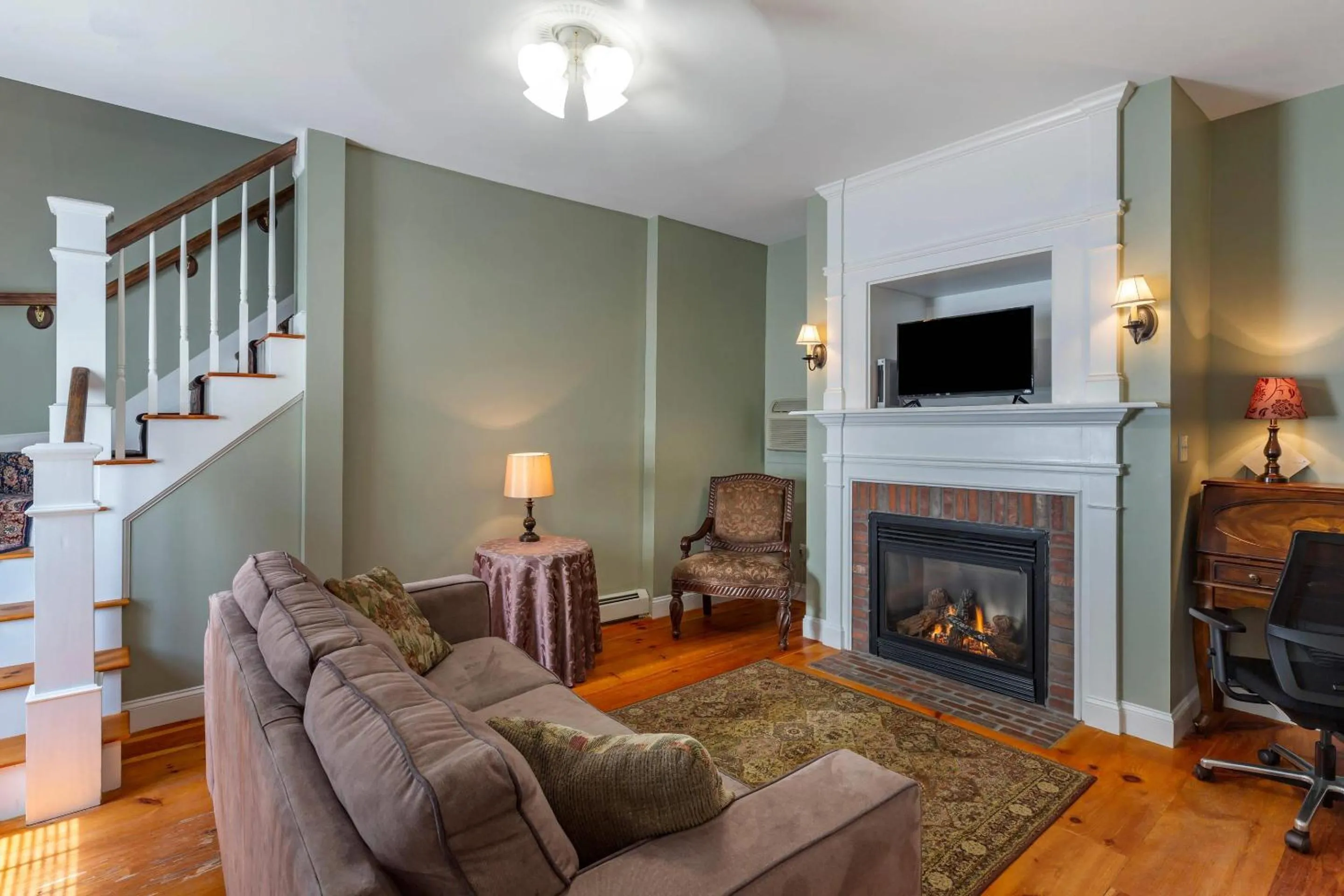 Bedroom in Essex Street Inn & Suites, an Ascend Collection Hotel