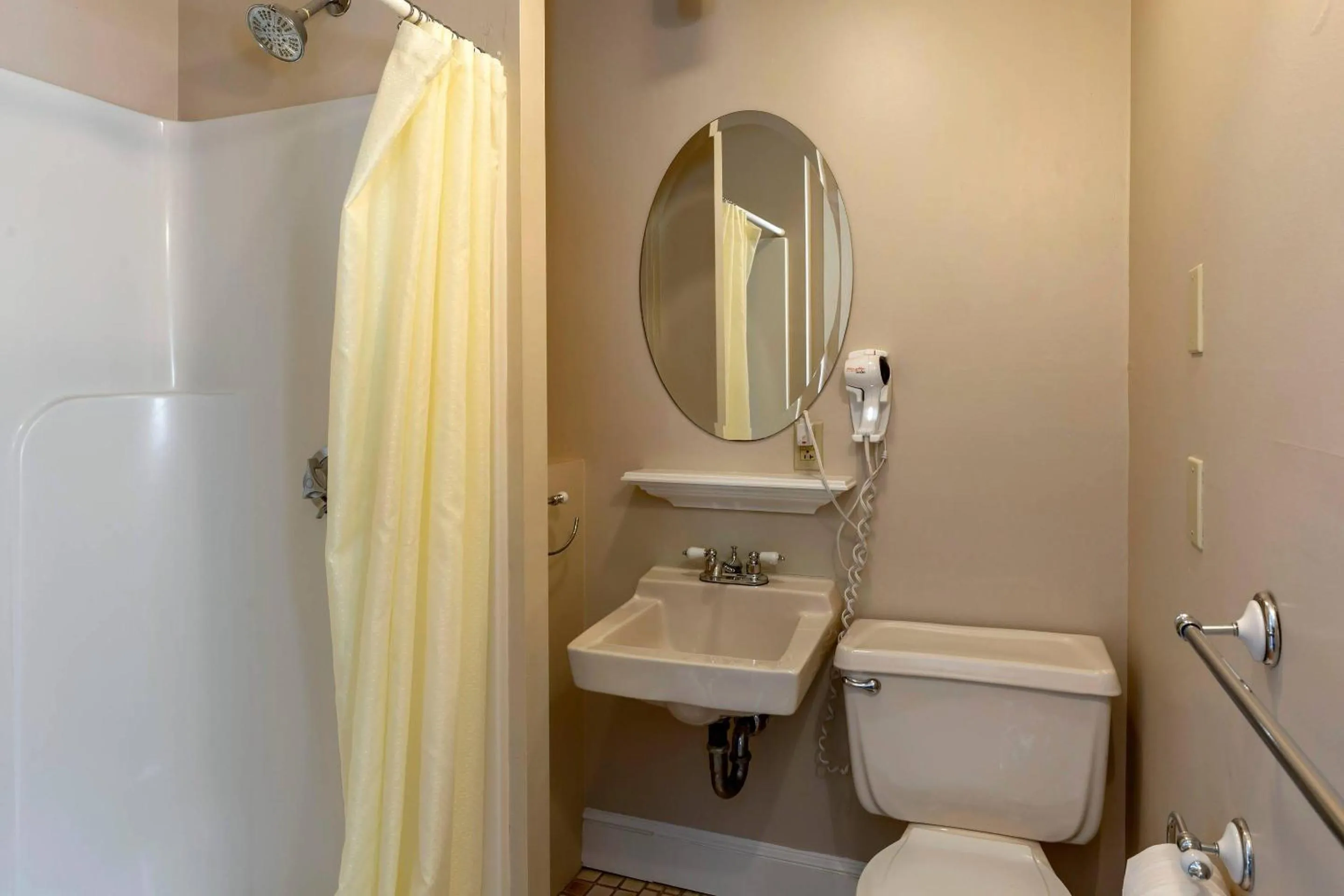 Bedroom in Essex Street Inn & Suites, an Ascend Collection Hotel