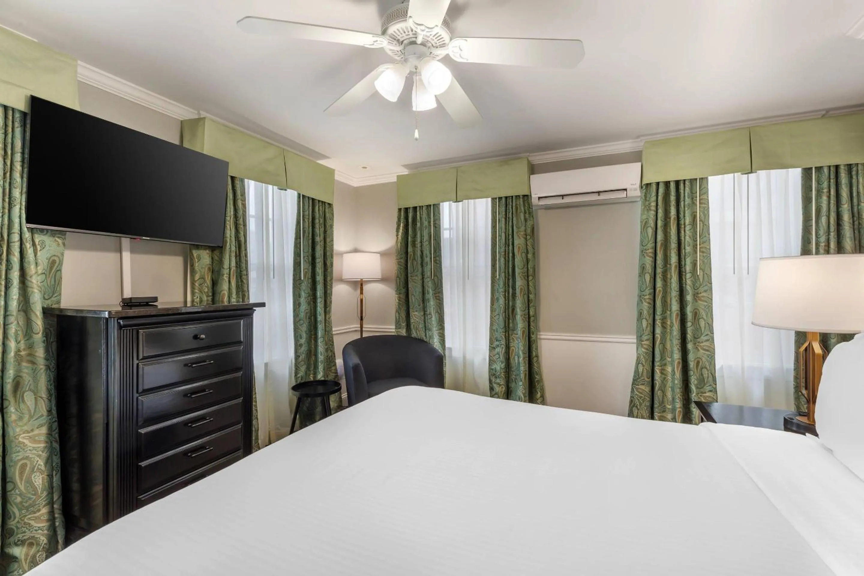 Bedroom, Bed in Essex Street Inn & Suites, an Ascend Collection Hotel
