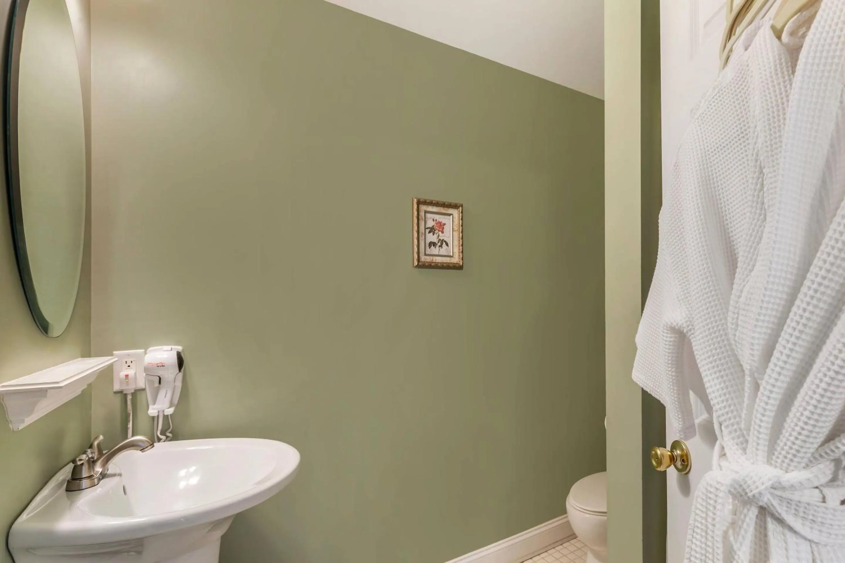 Bedroom in Essex Street Inn & Suites, an Ascend Collection Hotel