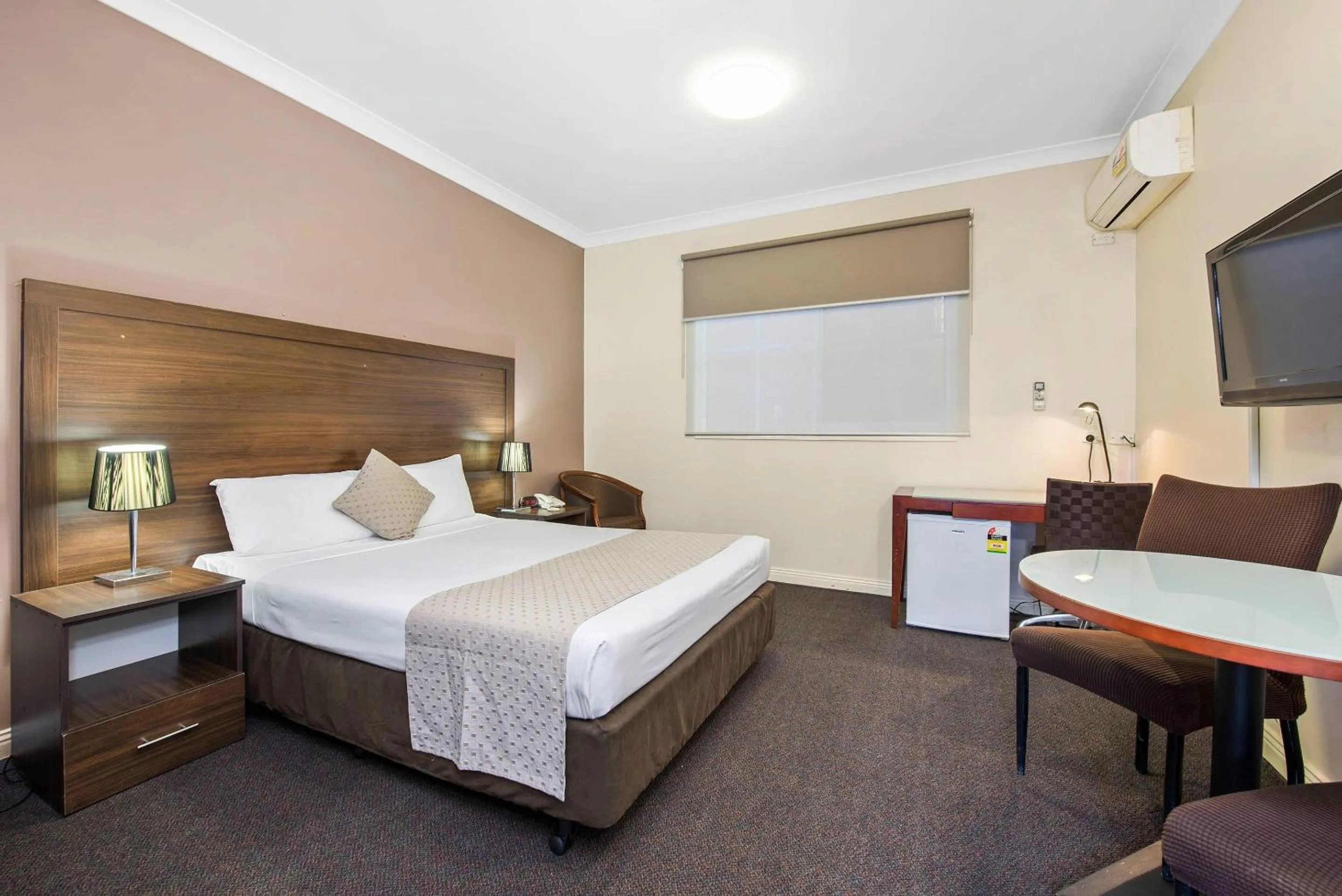 Bedroom, Bed in Comfort Hotel Dandenong