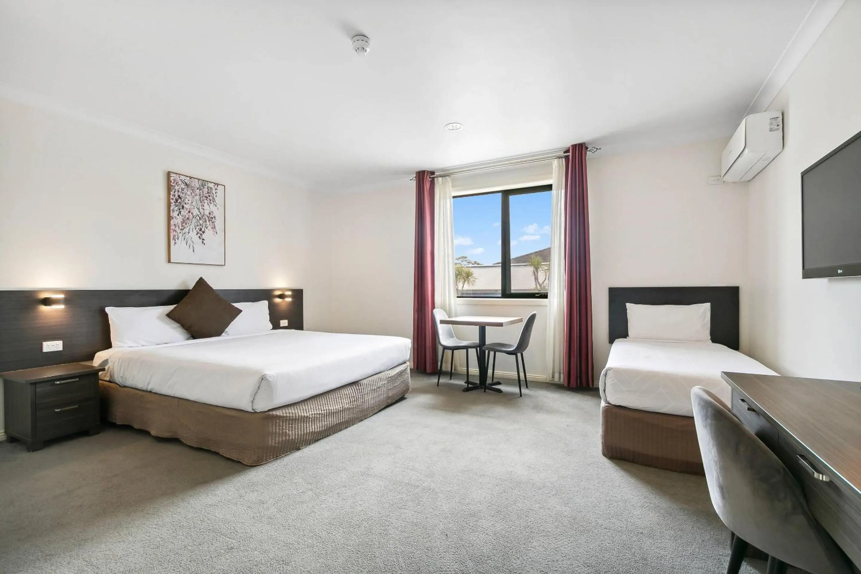 Bedroom, Bed in Comfort Hotel Dandenong