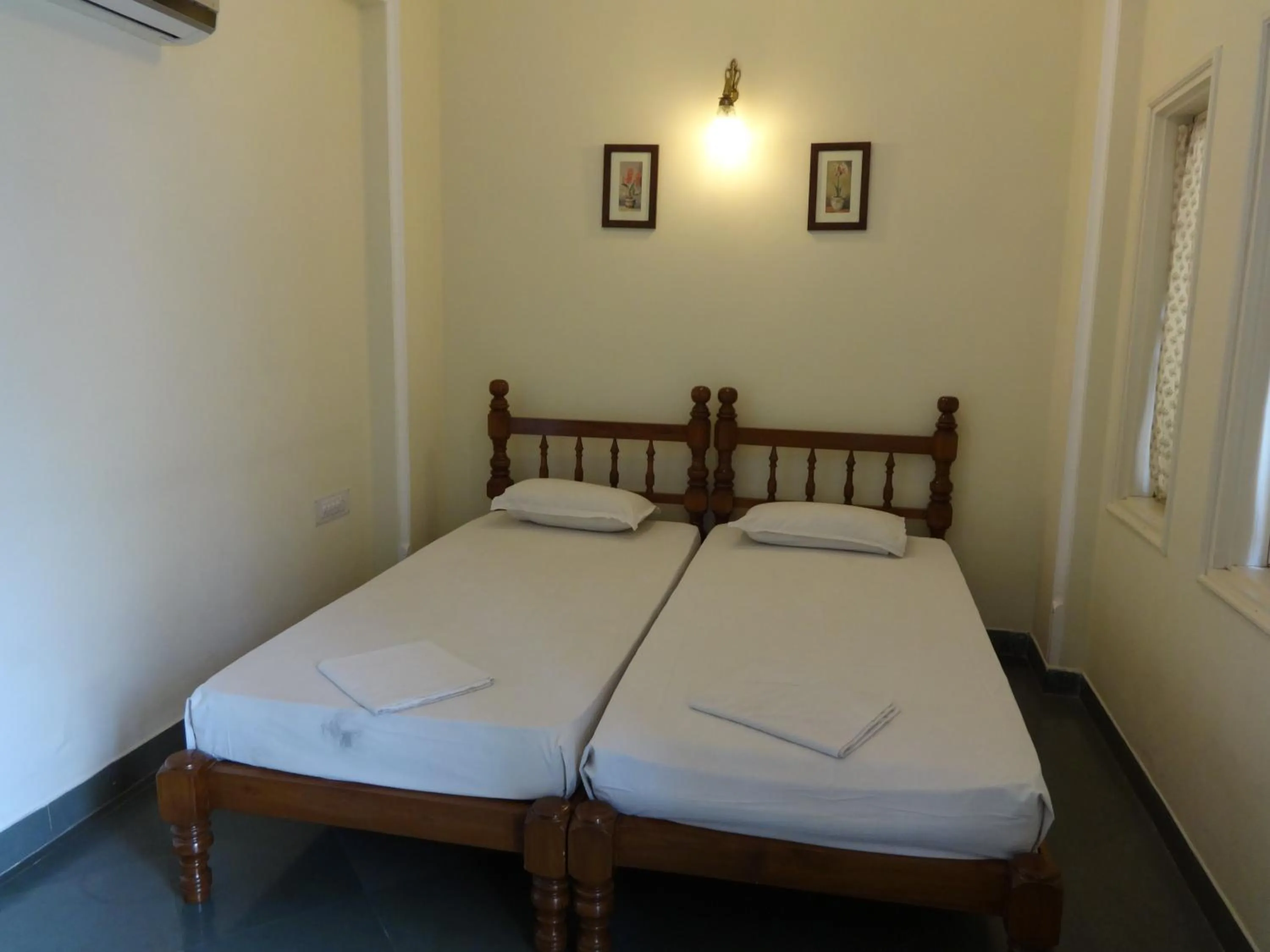 Bed in Aashiya Haveli