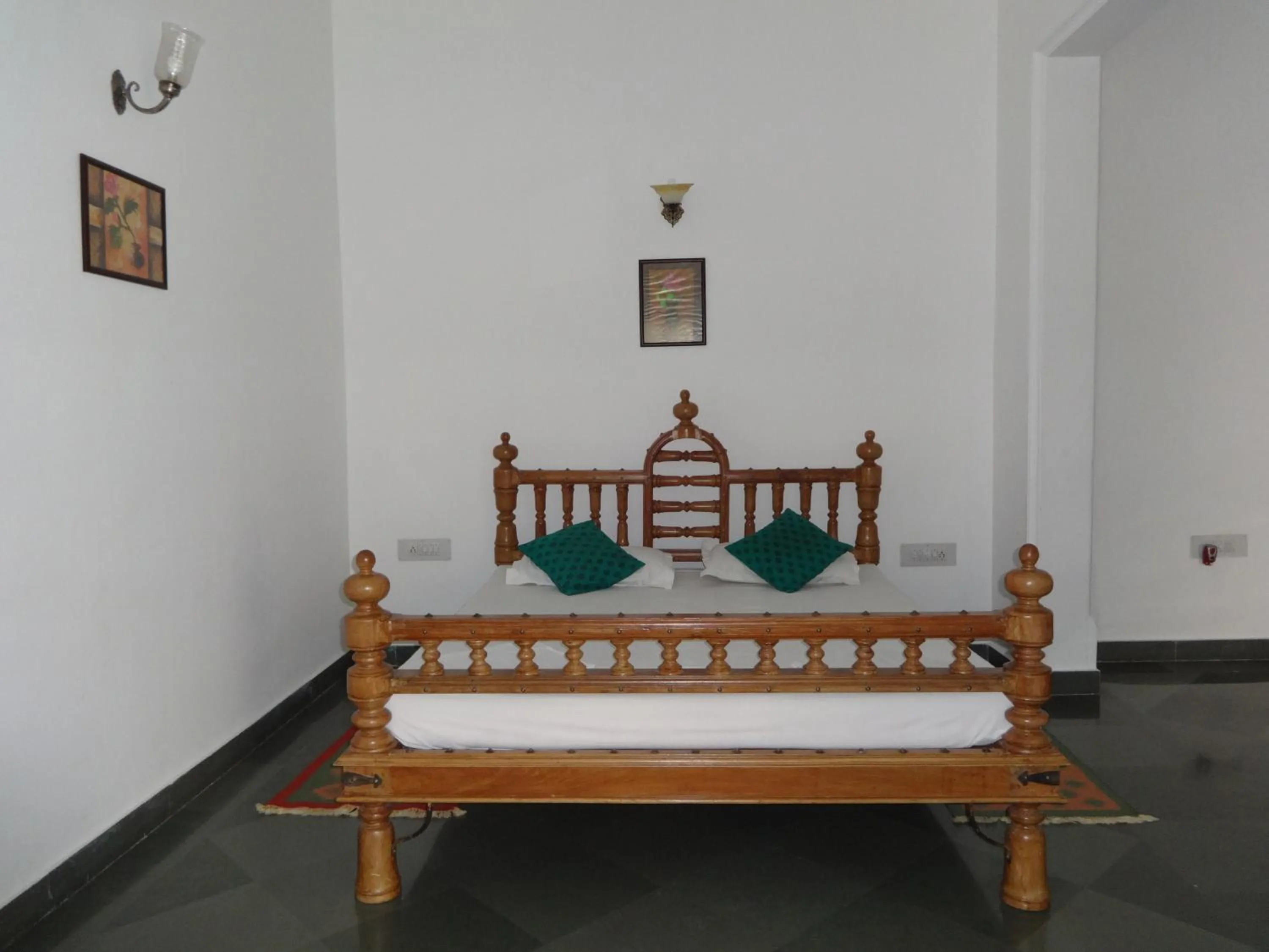 Bed in Aashiya Haveli