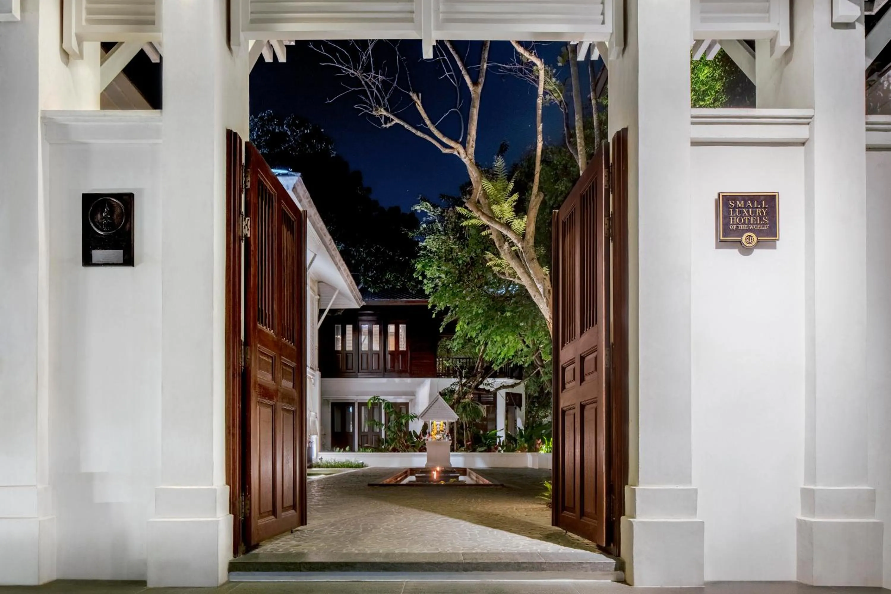 Facade/entrance in 137 Pillars House