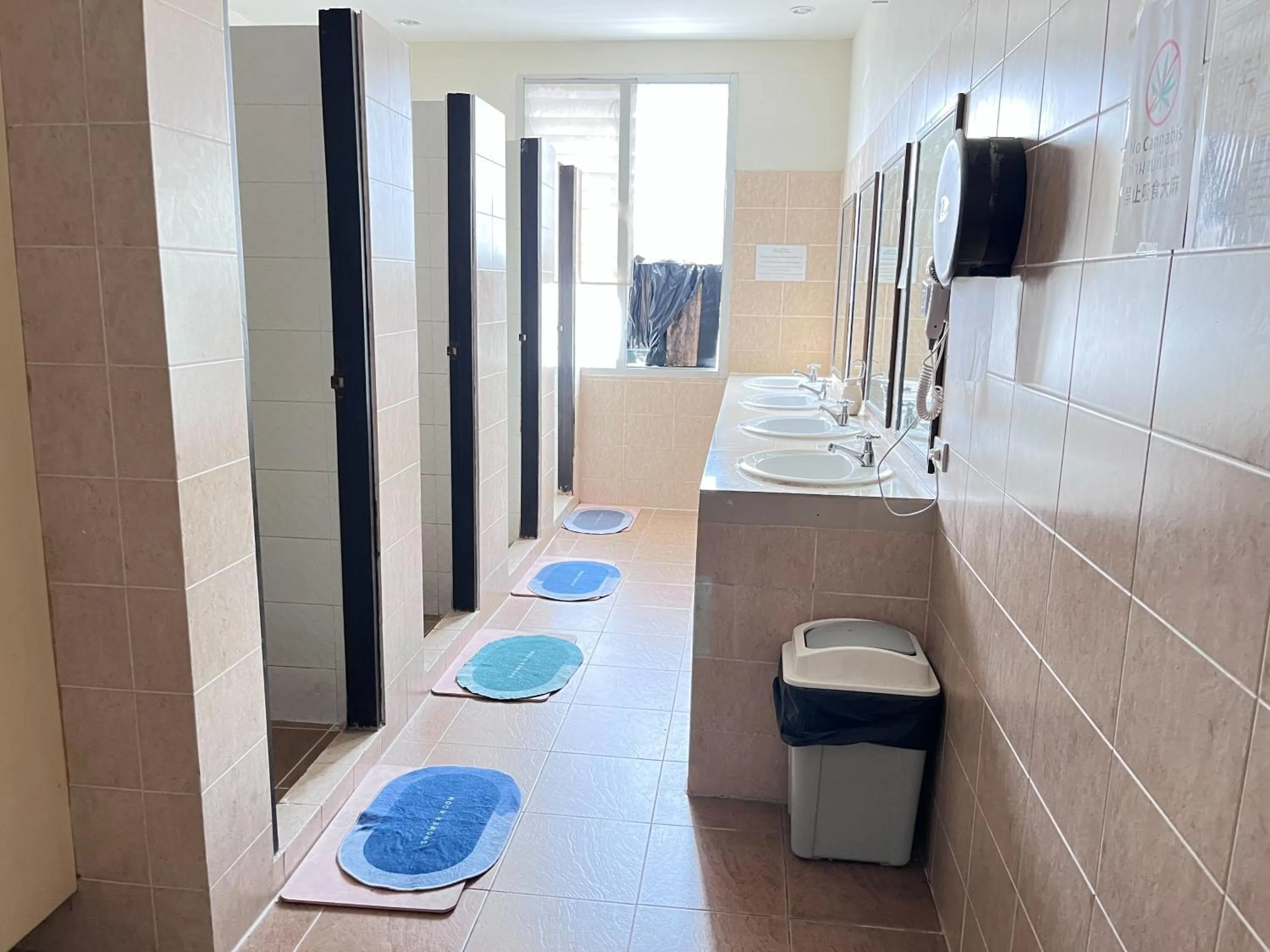 Public Bath in Lub Sbuy Hostel