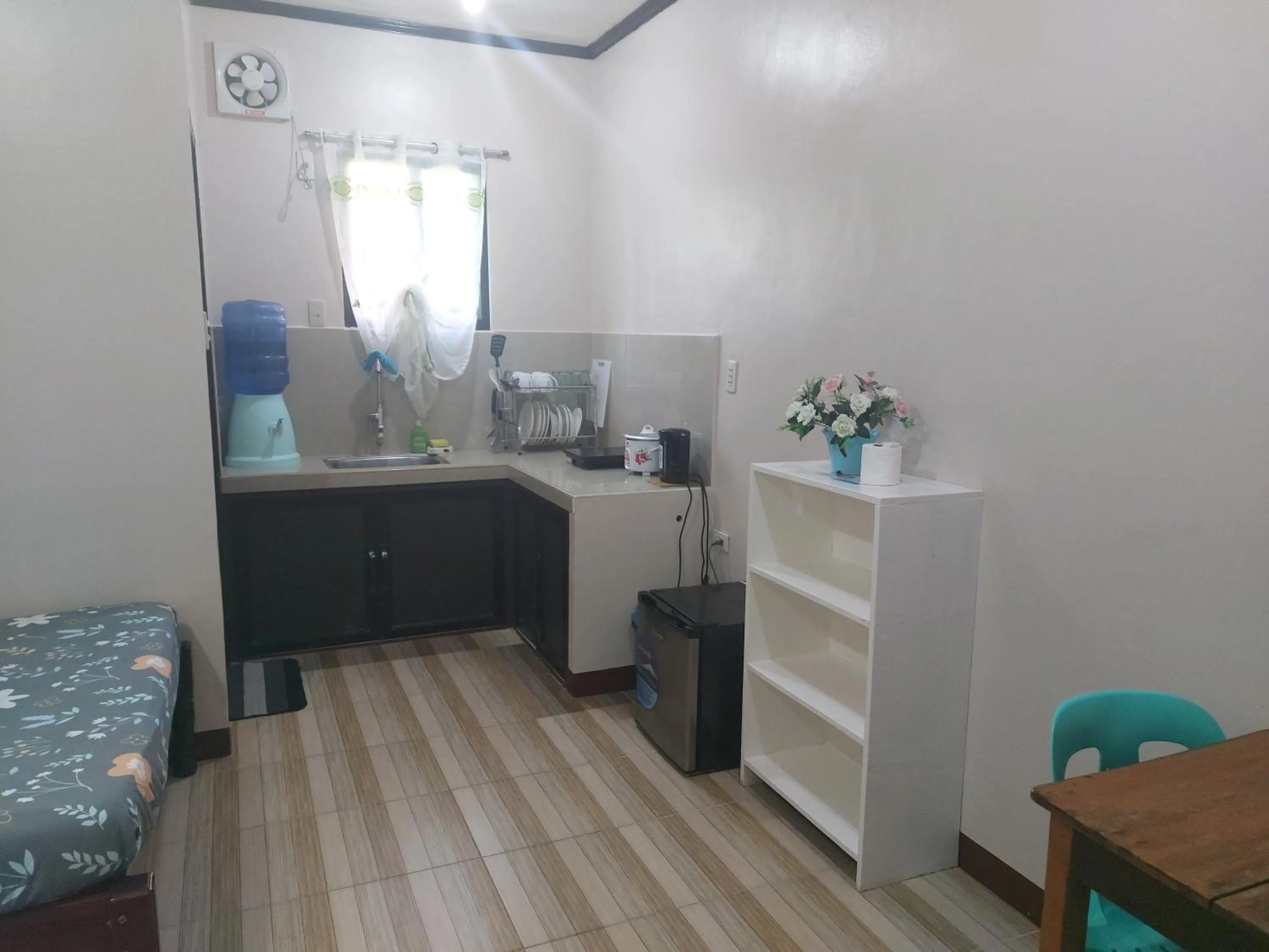 Kitchen or kitchenette, Bed in Gardenview Homestay Siargao