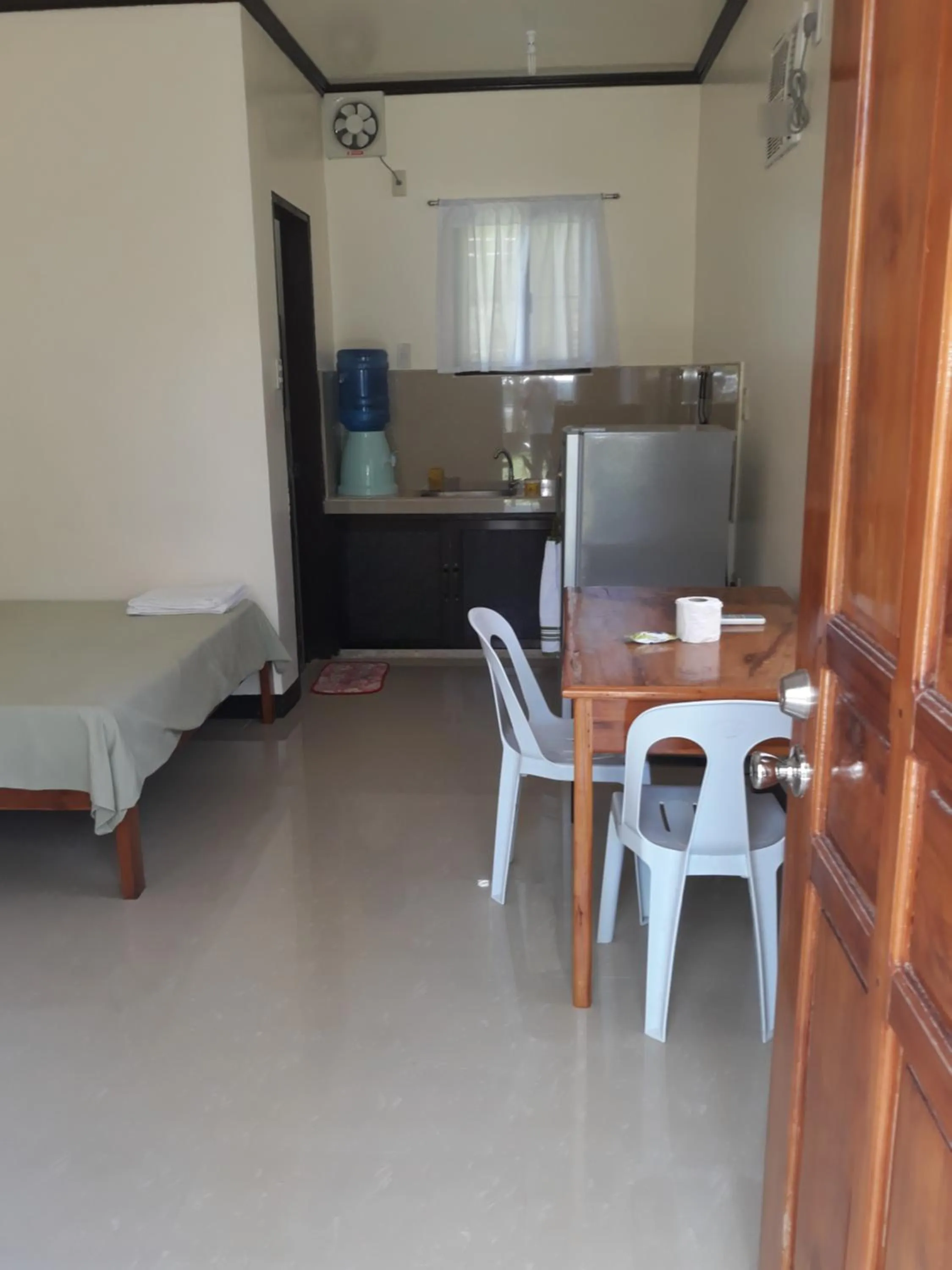Kitchen or kitchenette, Bed in Gardenview Homestay Siargao
