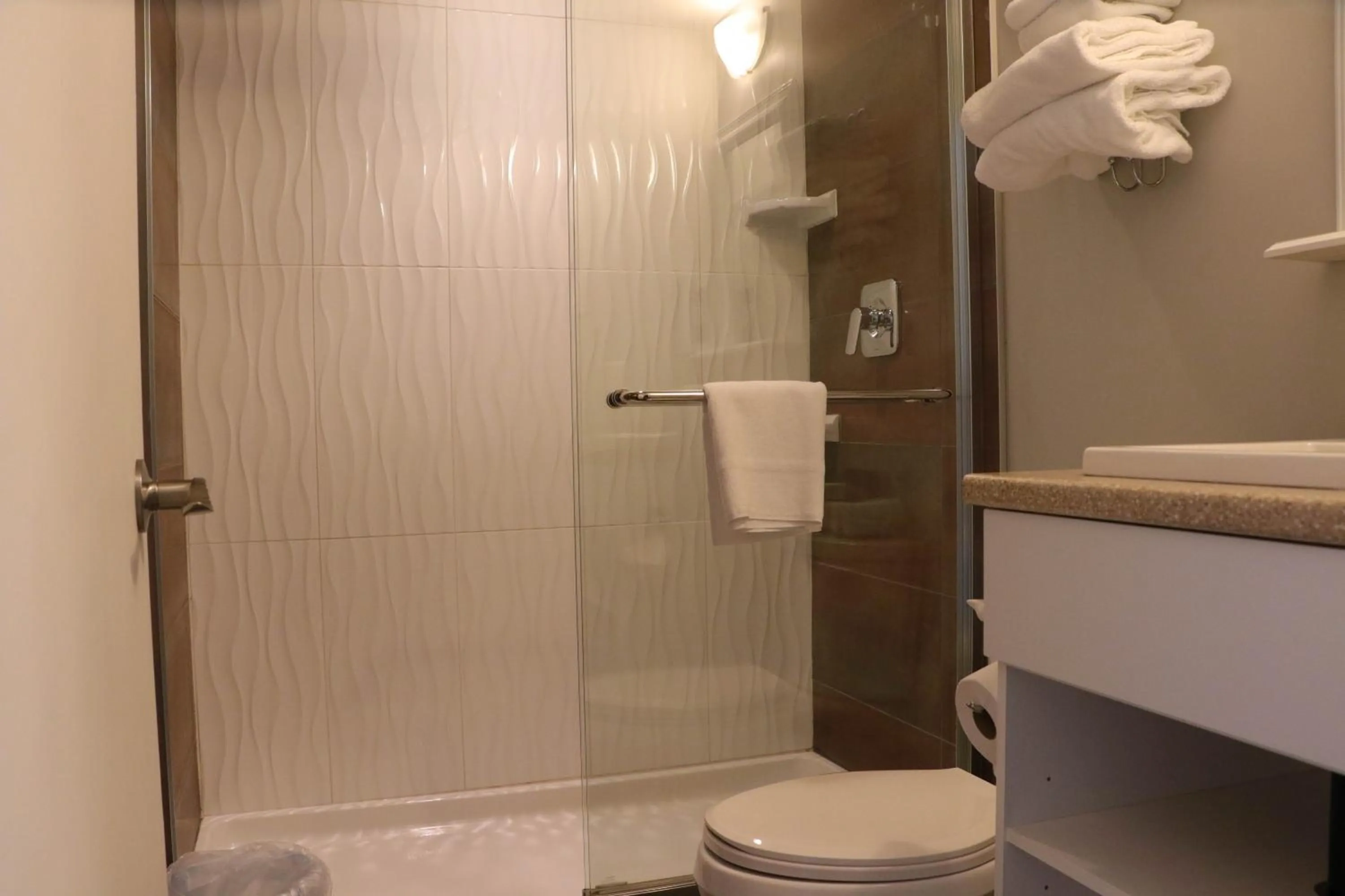 Shower in The Waterfront Suites and Marina