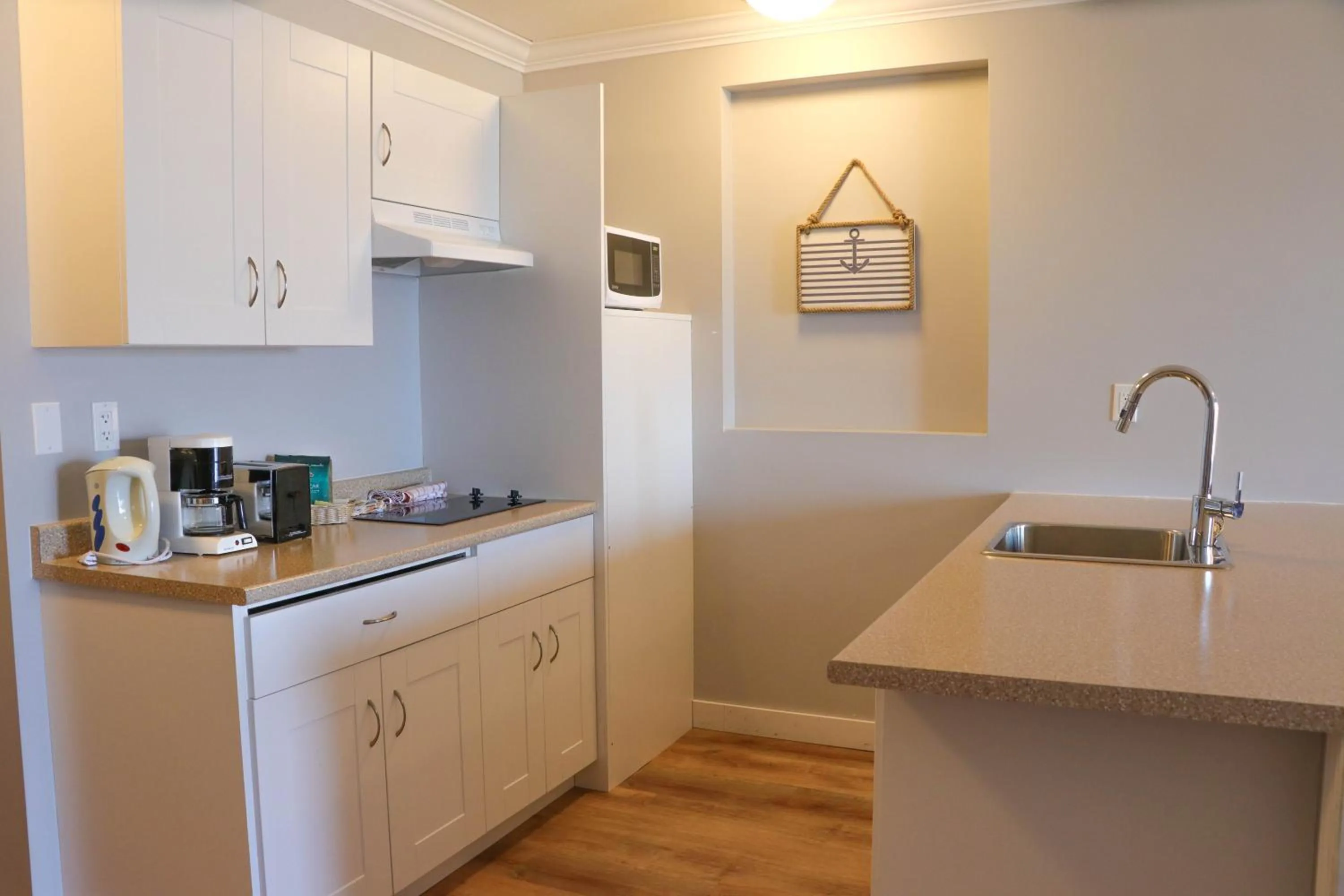 Kitchen or kitchenette in The Waterfront Suites and Marina