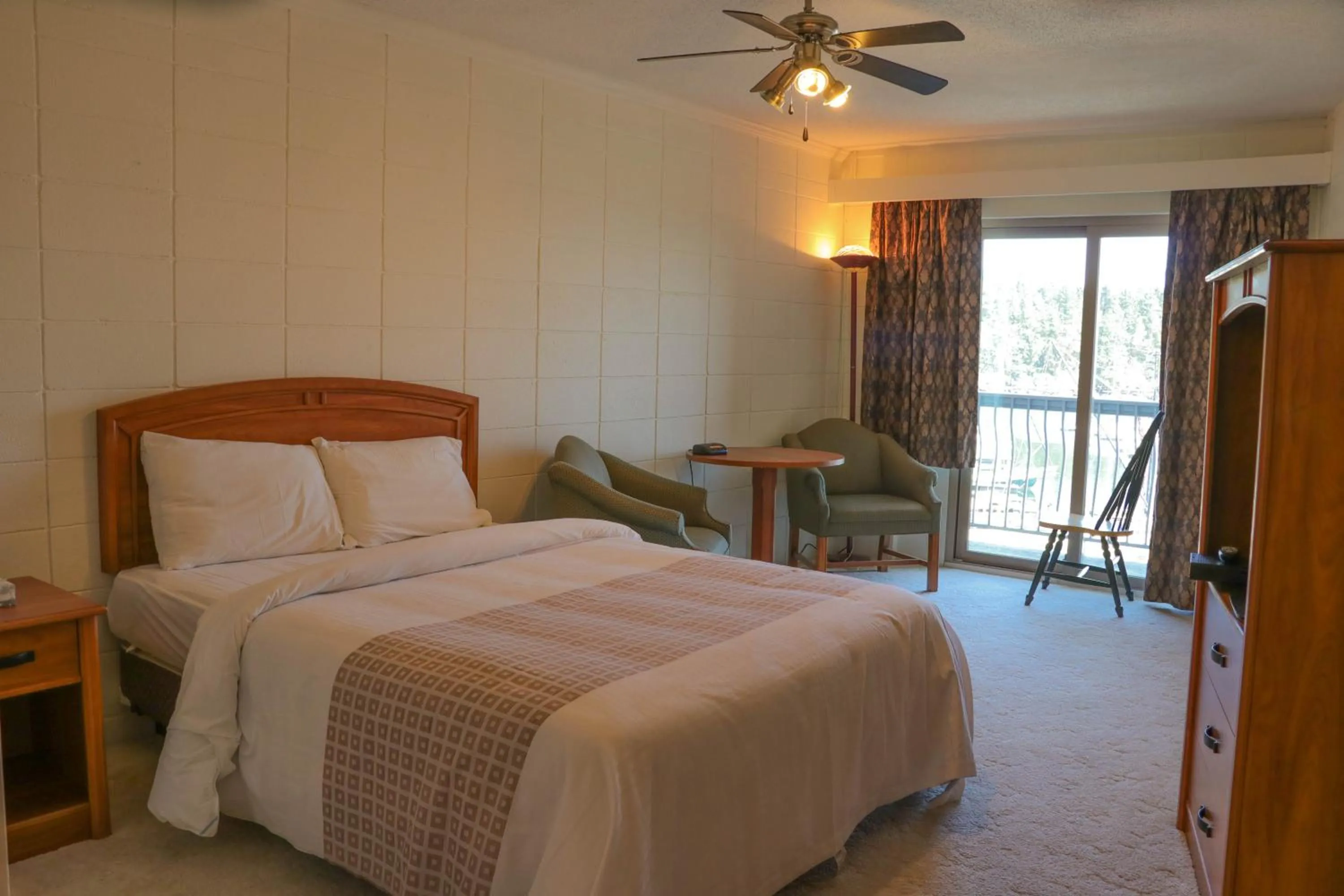 Photo of the whole room, Bed in The Waterfront Suites and Marina