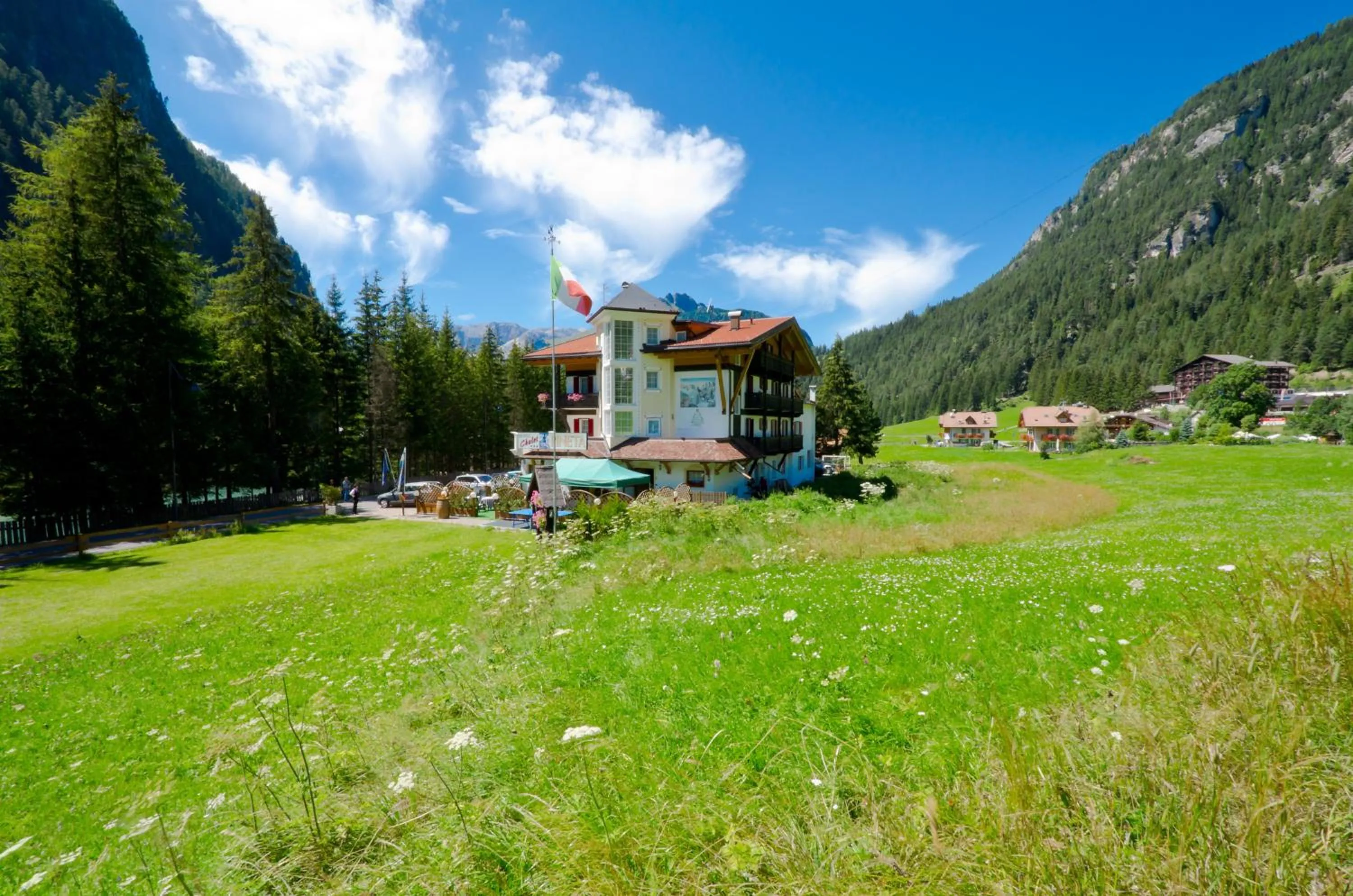 Facade/entrance in Chalet Pineta relax location