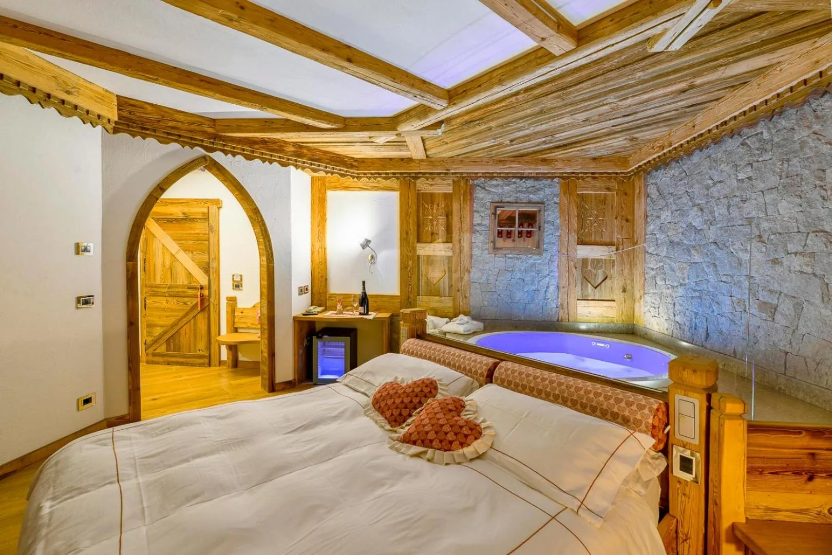 Hot Tub, Bed in Chalet Pineta relax location