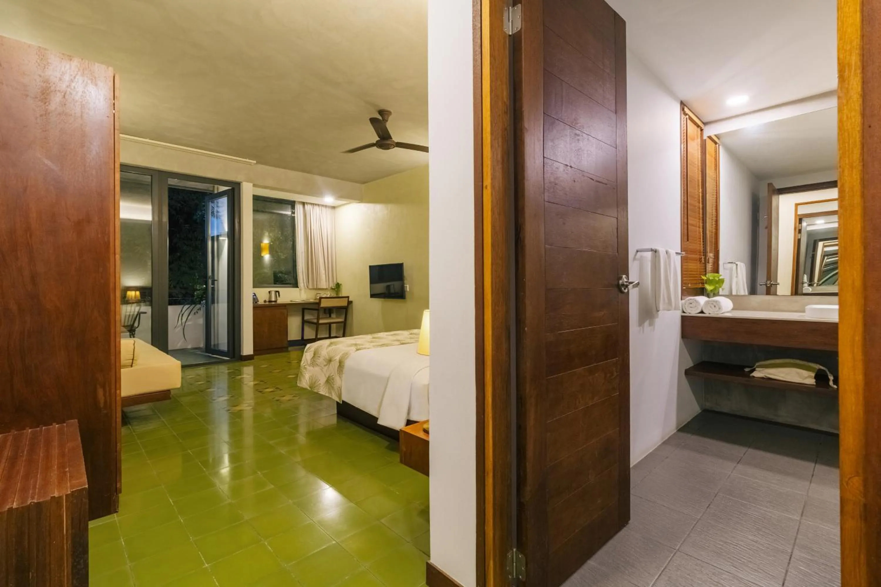 TV and multimedia, Bed in Penh House Hotel