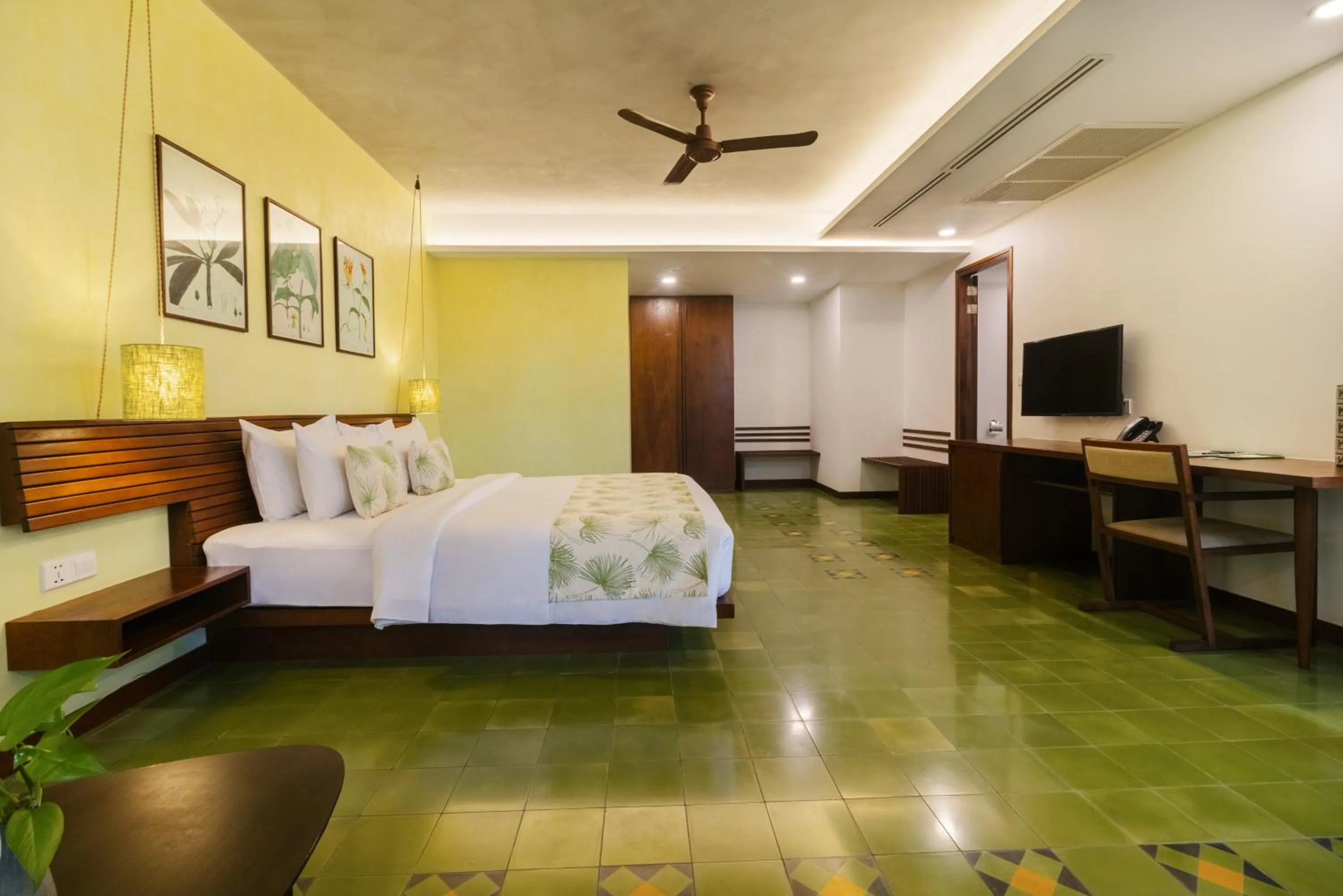 Photo of the whole room, Bed in Penh House Hotel