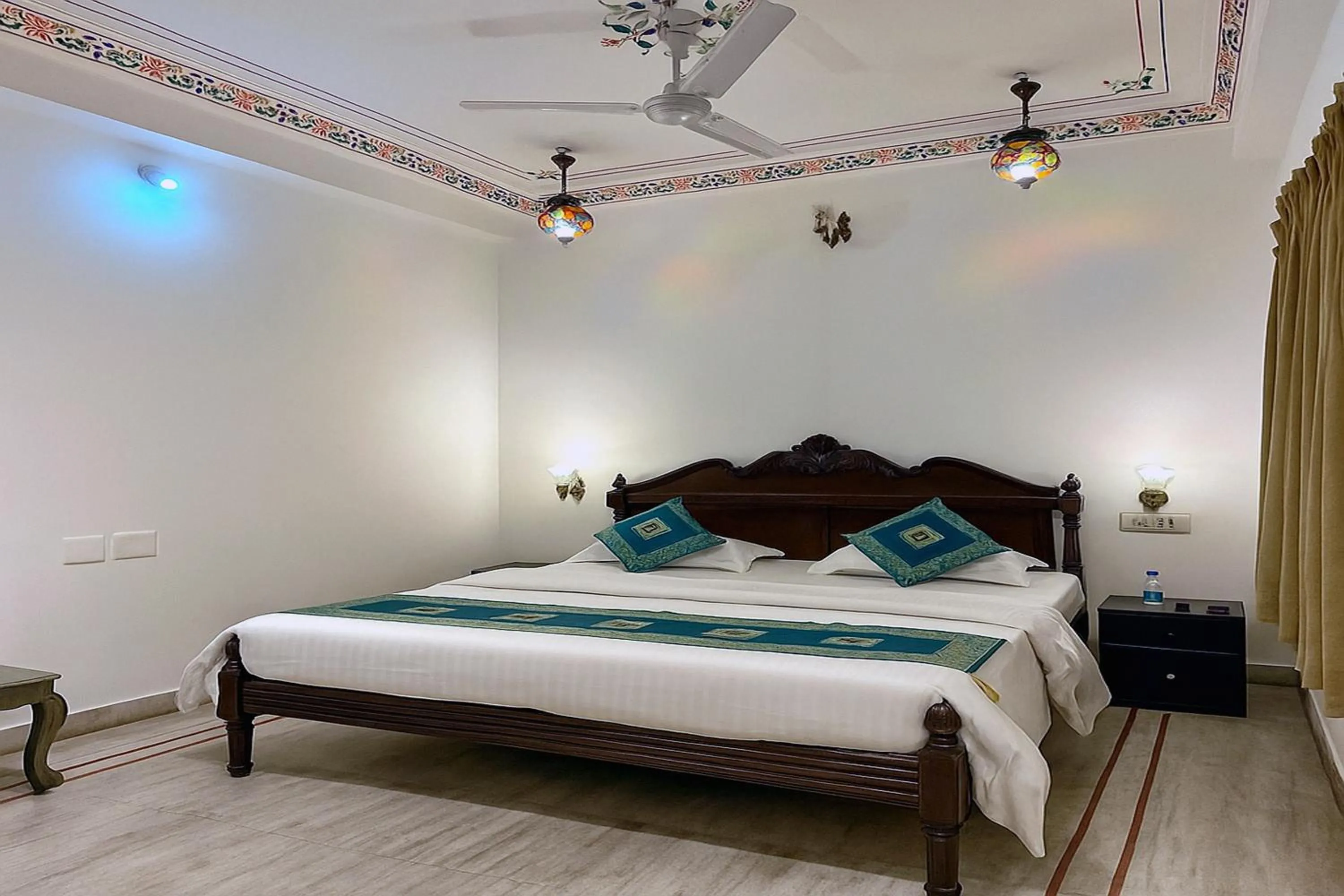 Bed in THAMLA HAVELI - Heritage Lake View Hotel