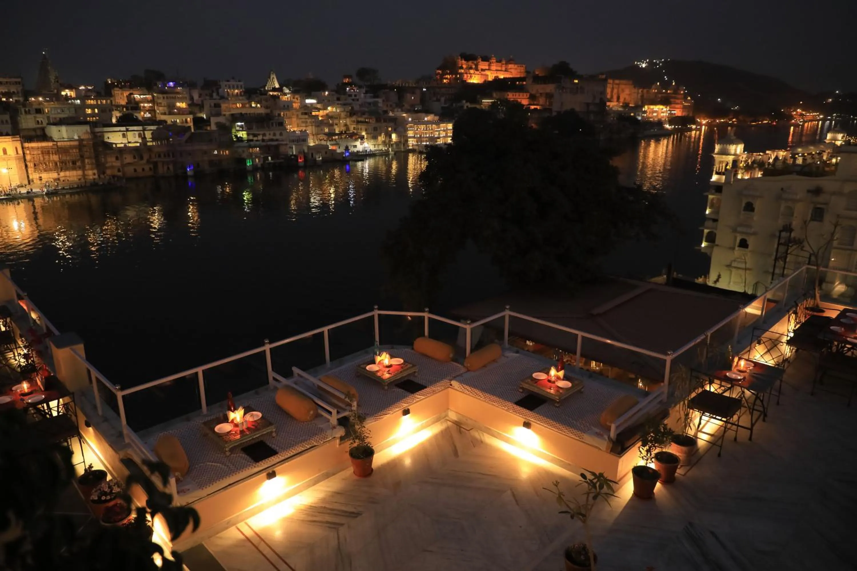 Night in THAMLA HAVELI - Heritage Lake View Hotel