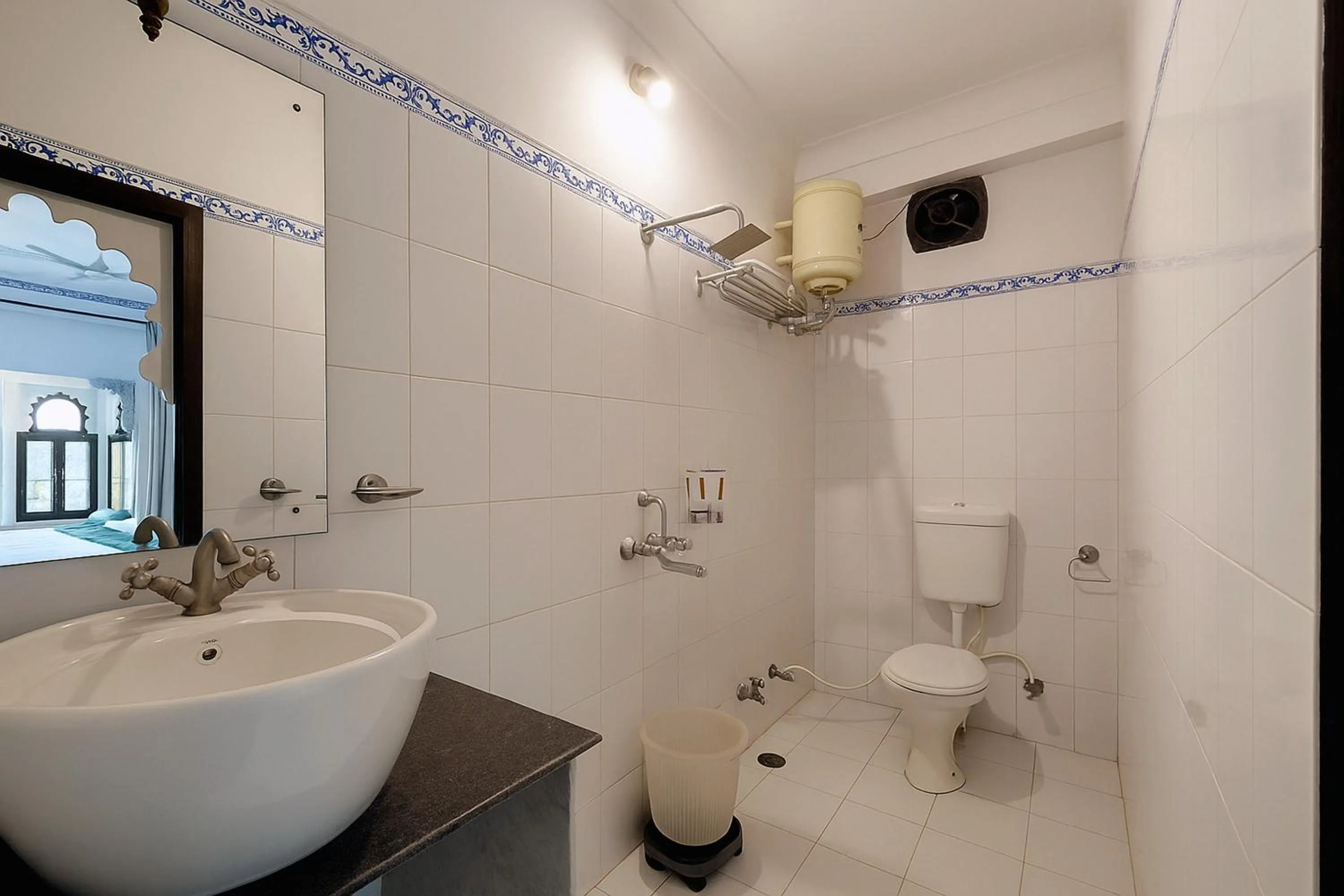 Shower in THAMLA HAVELI - Heritage Lake View Hotel