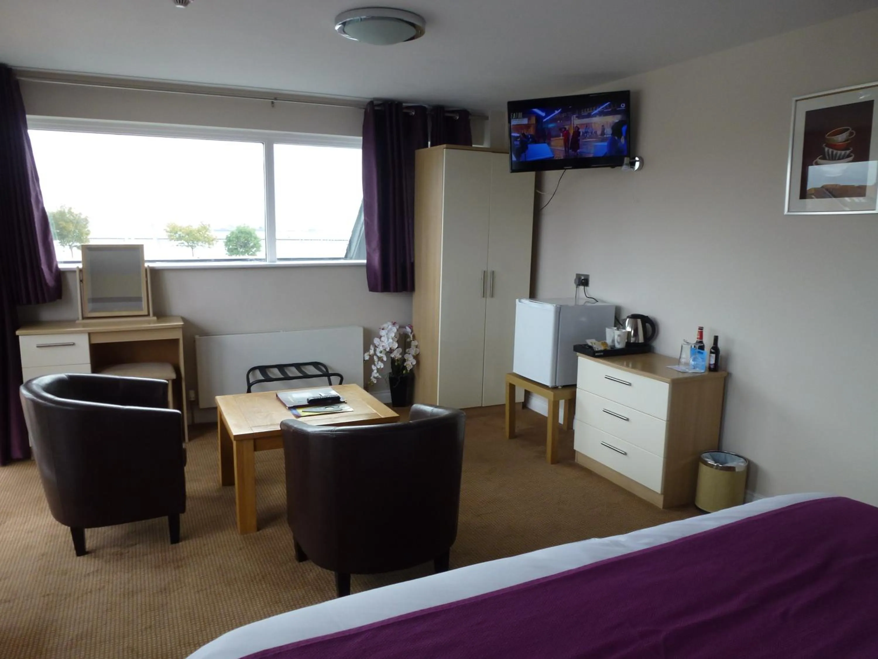Seating area, Bed in Boathouse Hotel