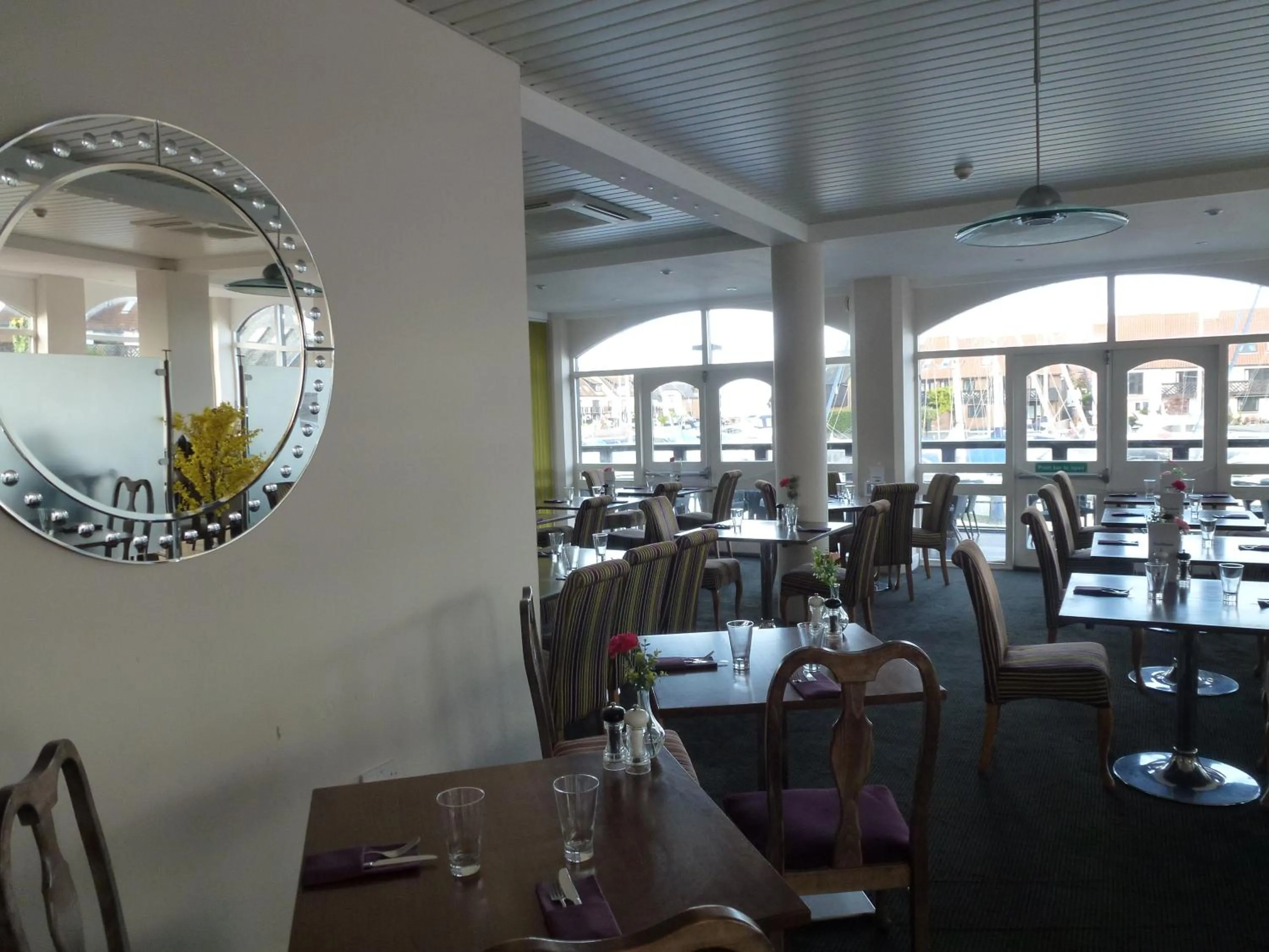 Restaurant/places to eat in Boathouse Hotel