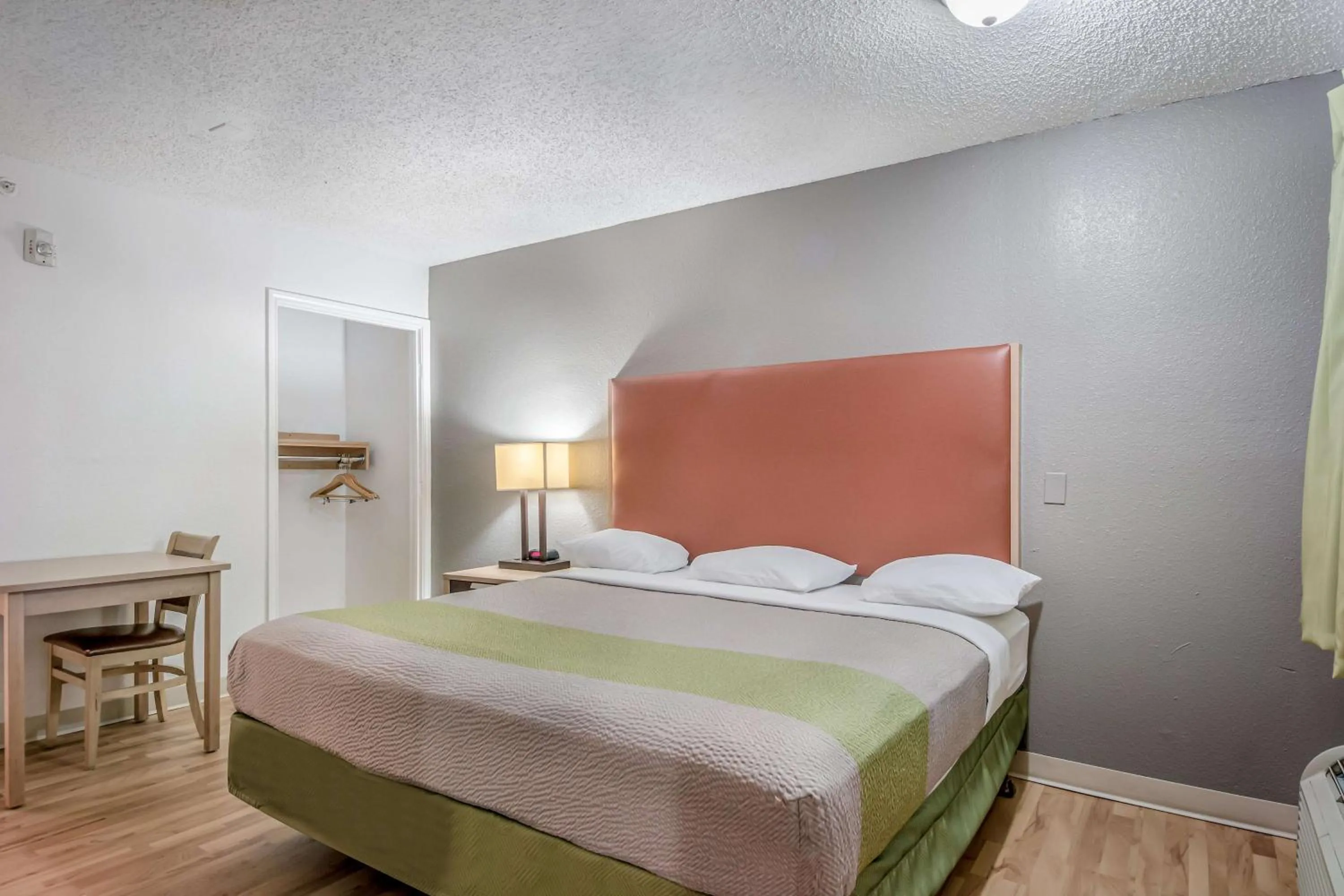 Bedroom, Bed in Studio 6-Corpus Christi, TX - North