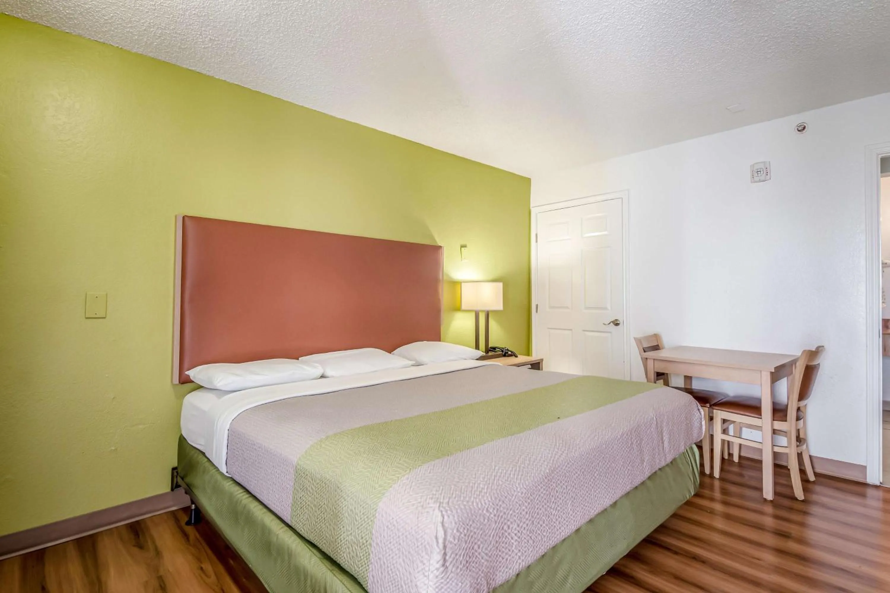 Bedroom, Bed in Studio 6-Corpus Christi, TX - North